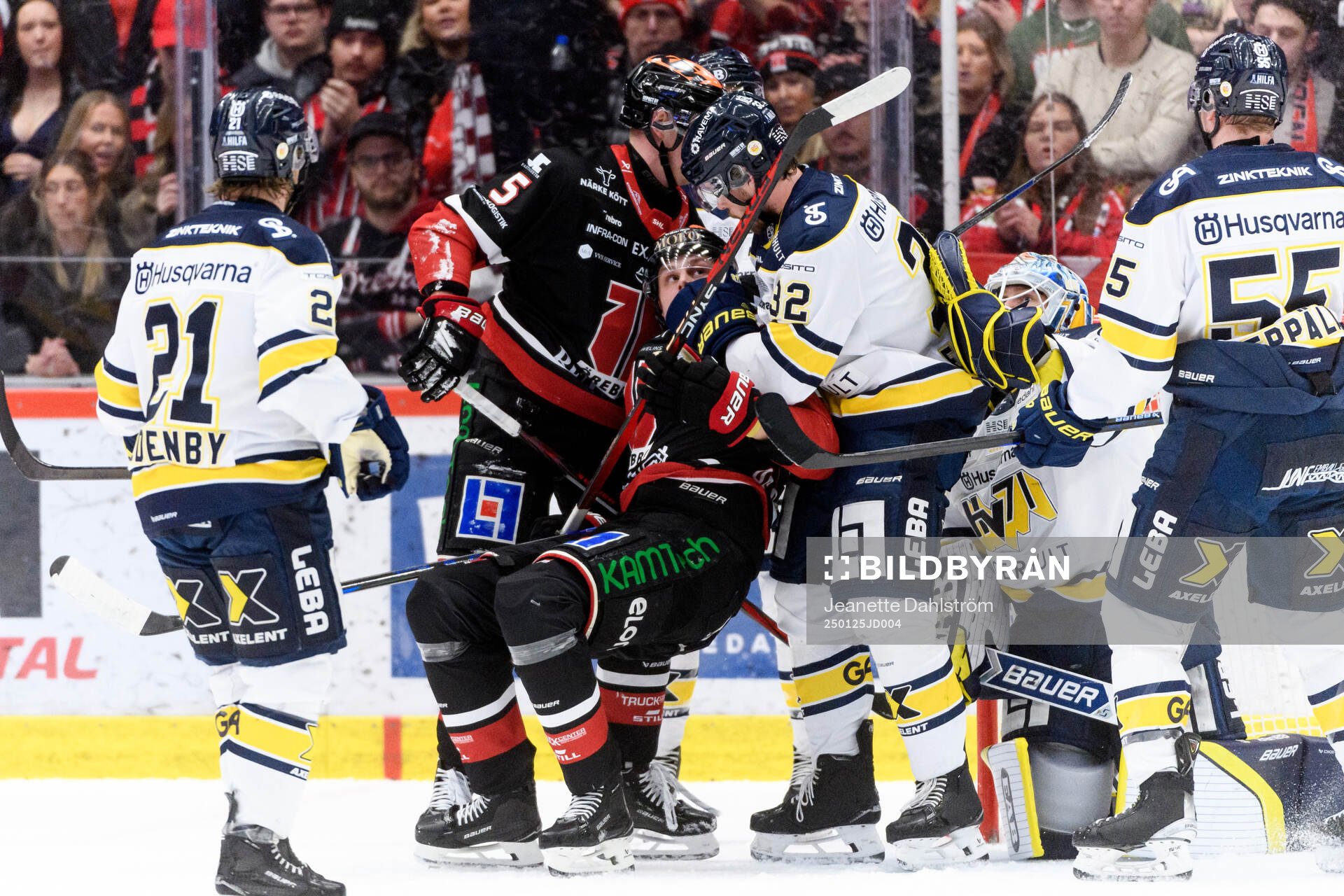 Örebros Gustav Backström och Milton Oscarson mot HV71s