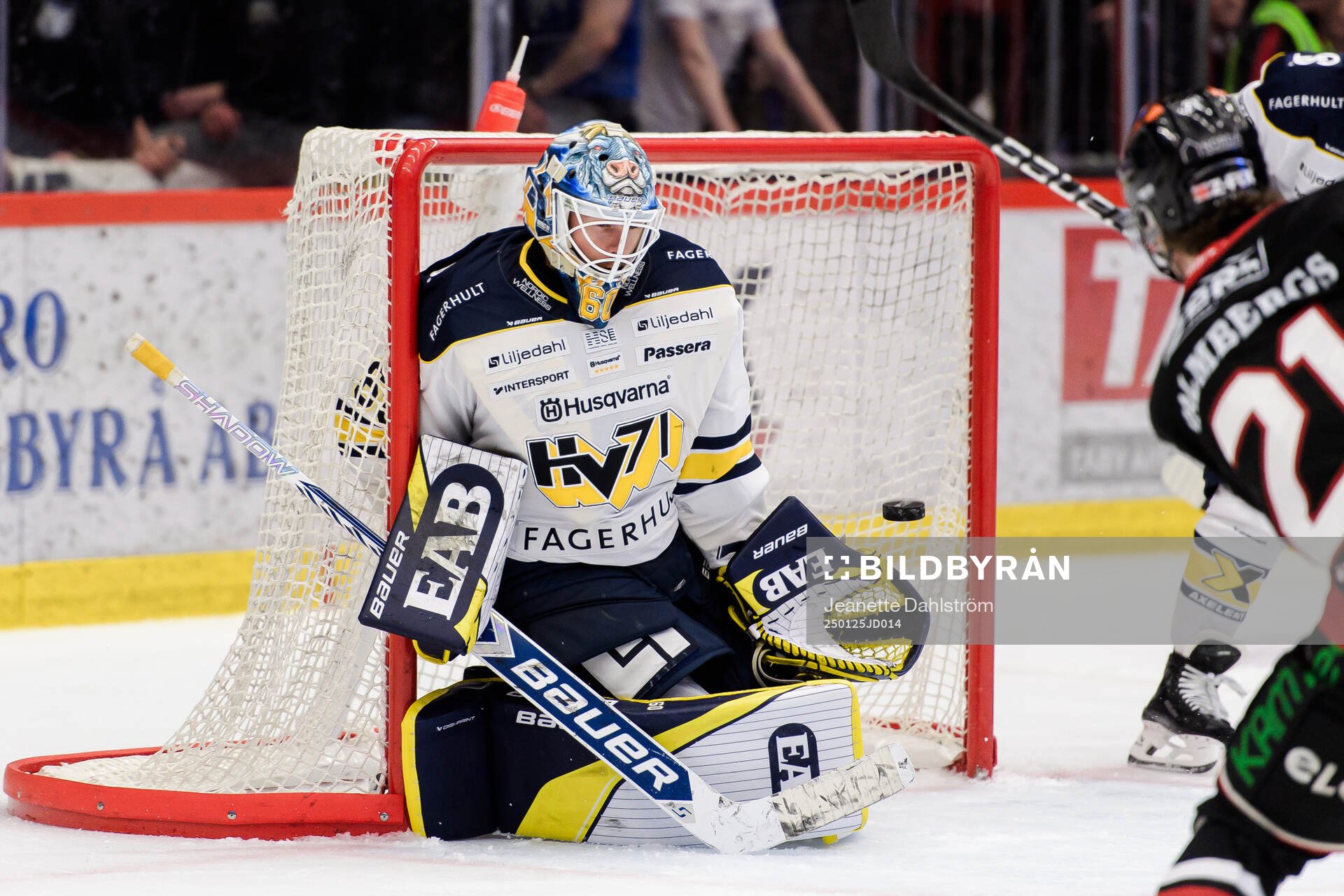 Örebros Patrik Puistola gör 2-0 bakom HV71s målvakt Hugo