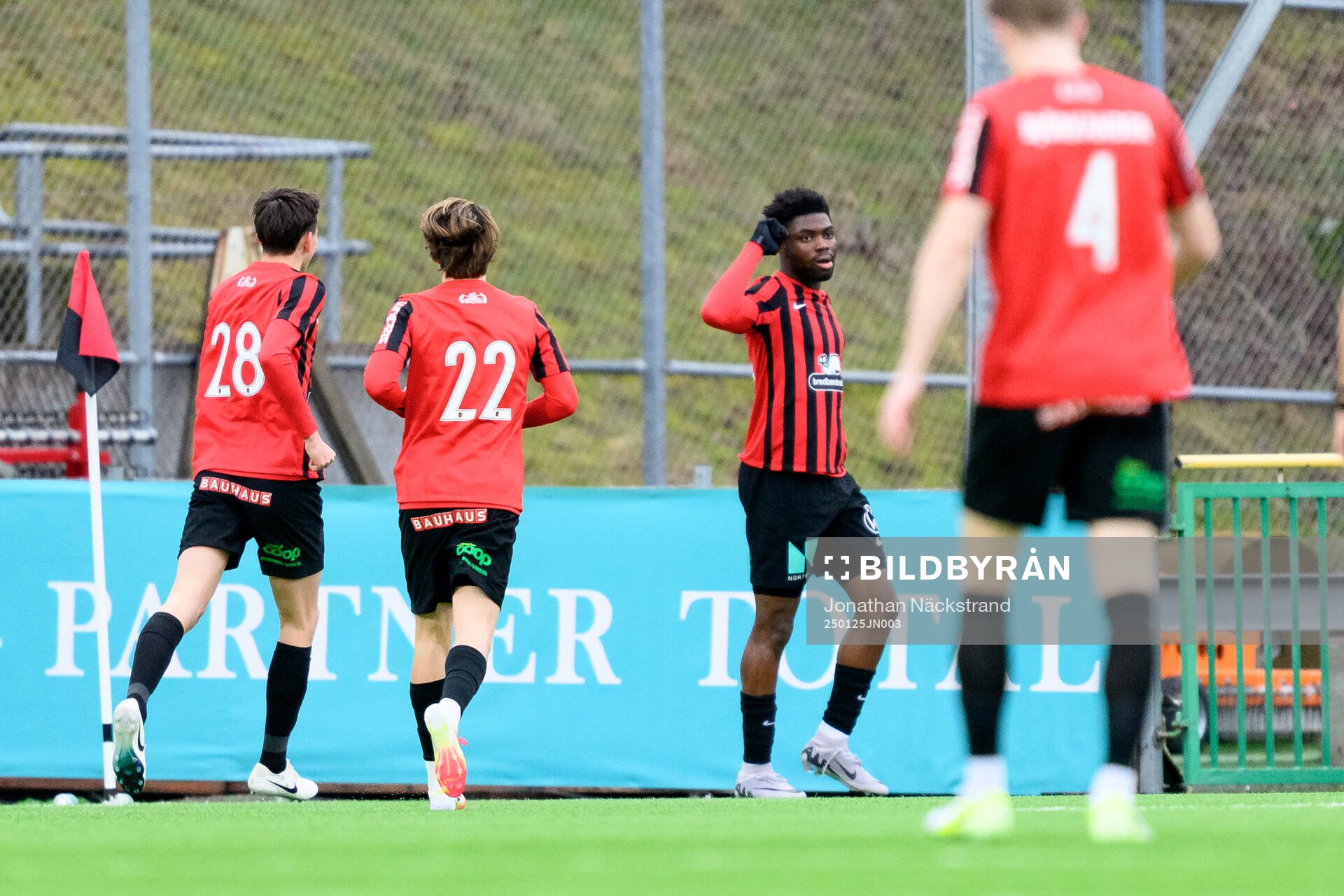 Brommapojkarnas Ezekiel Alladoh jublar