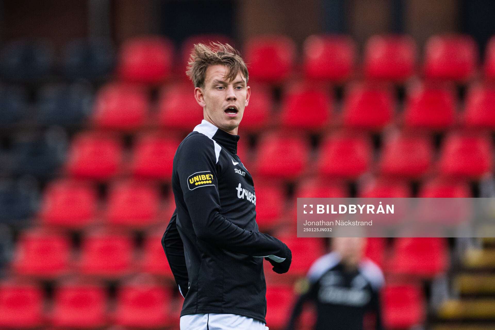 AIKs Kazper Karlsson under uppvärmning inför träningsmatchen i fotboll mellan Brommapojkarna och AIK den 25 januari 2025 i Stockholm.