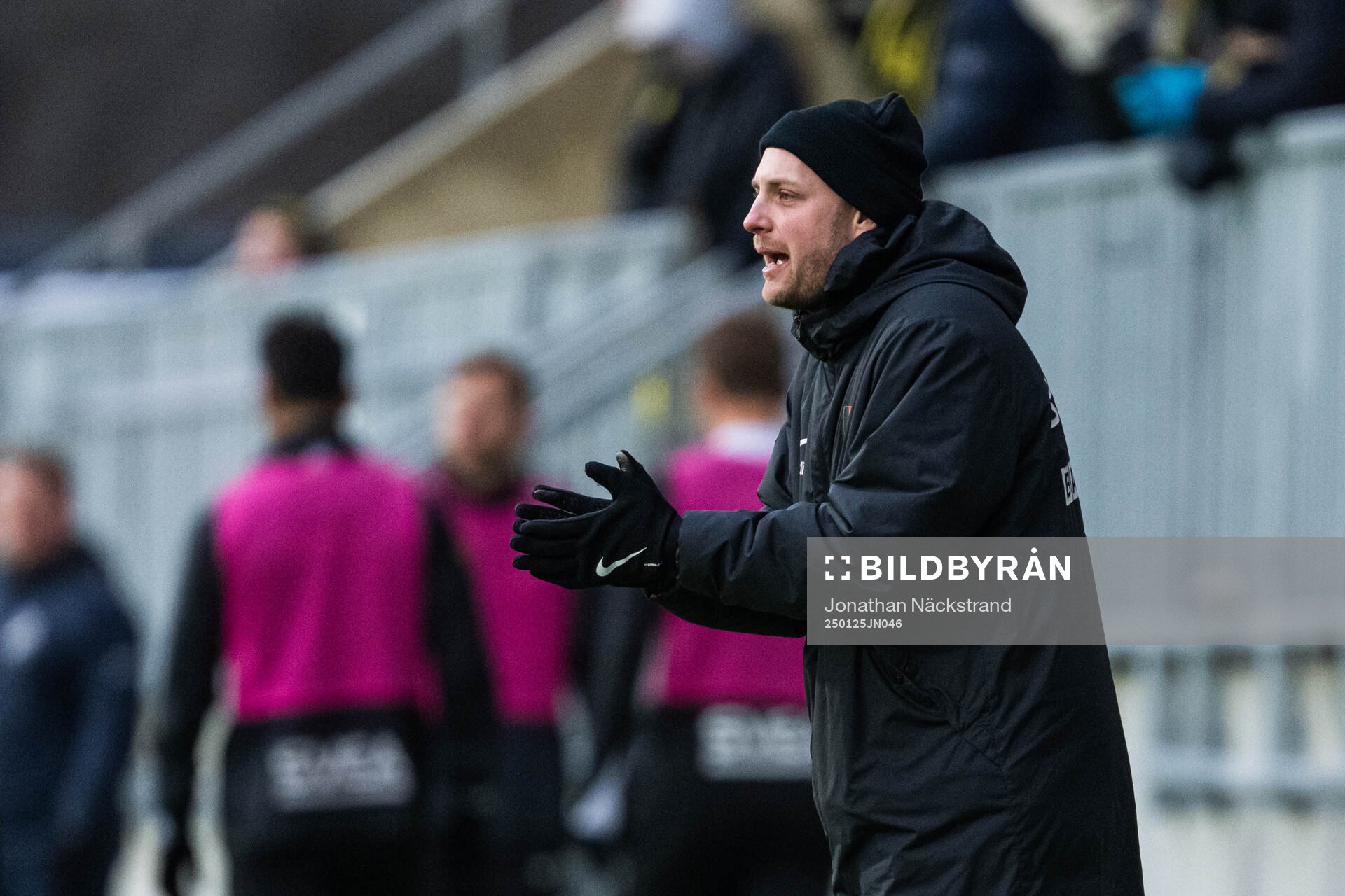 AIKs tränare Mikkjal Thomasson och Brommapojkarnas tränare Fredrik Landén under träningsmatchen i fotboll mellan Brommapojkarna och AIK den 25 januari 2025 i Stockholm.
