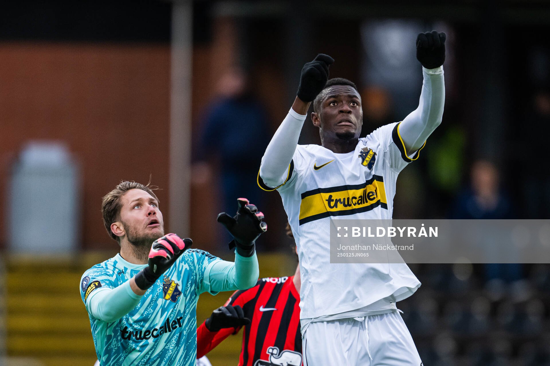 AIKs målvakt Kalle Joelsson och Emmanuel Gono