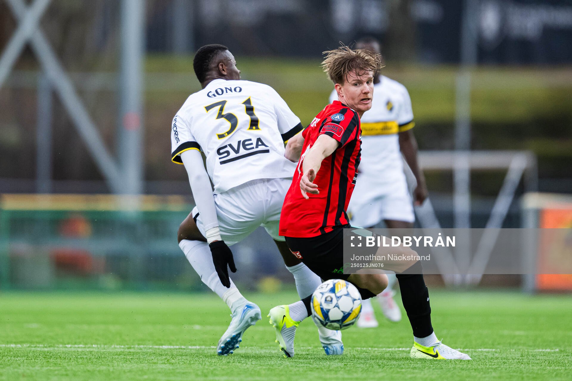 Brommapojkarnas Eric Björkander och AIKs Emmanuel Gono