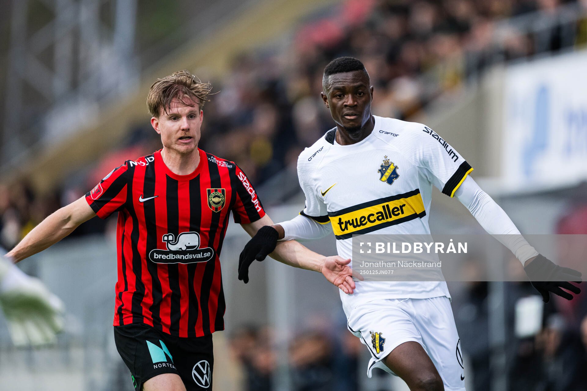 Brommapojkarnas Eric Björkander och AIKs Emmanuel Gono