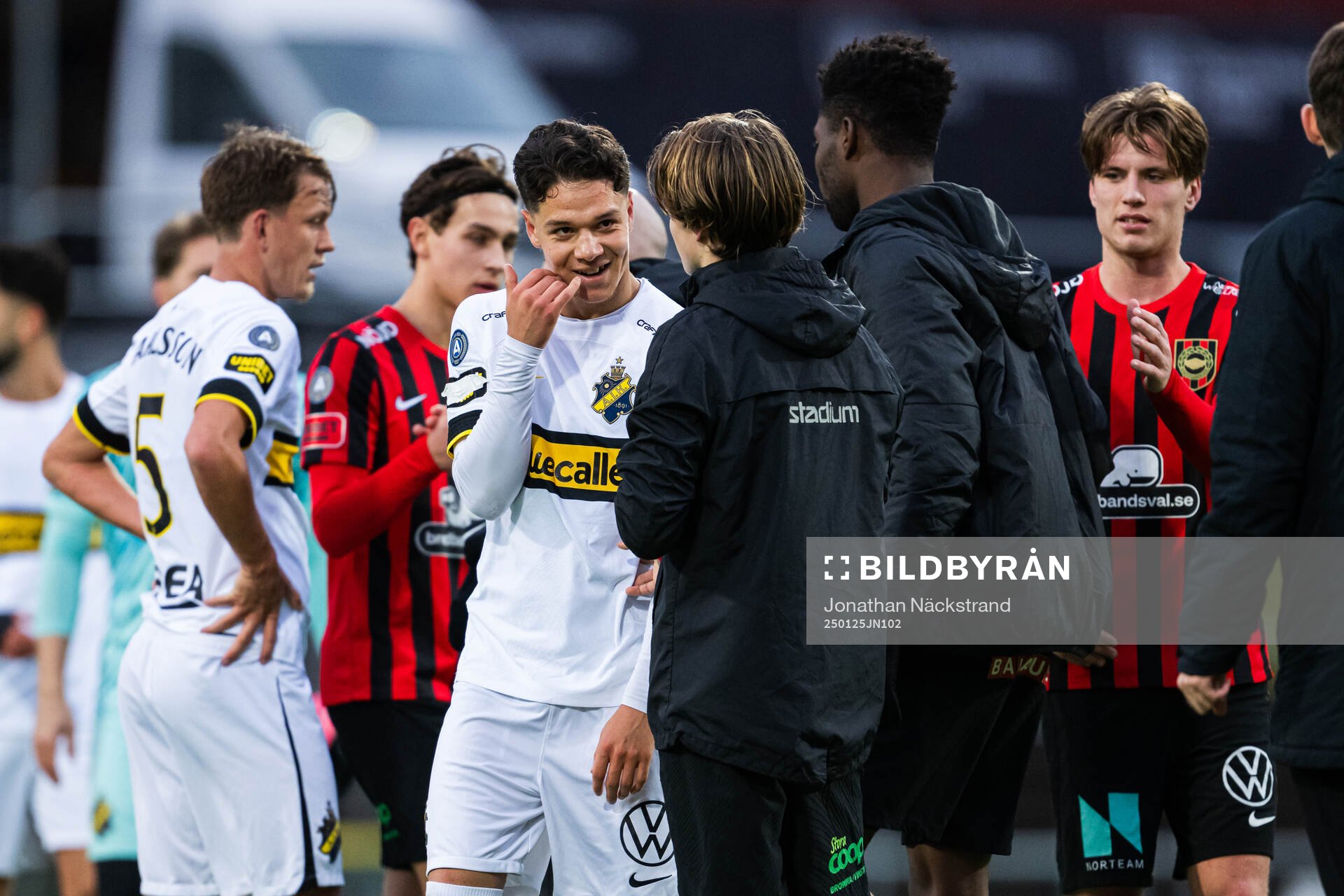 AIKs Charlie Pavey efter träningsmatchen i fotboll mellan Brommapojkarna och AIK den 25 januari 2025 i Stockholm. 