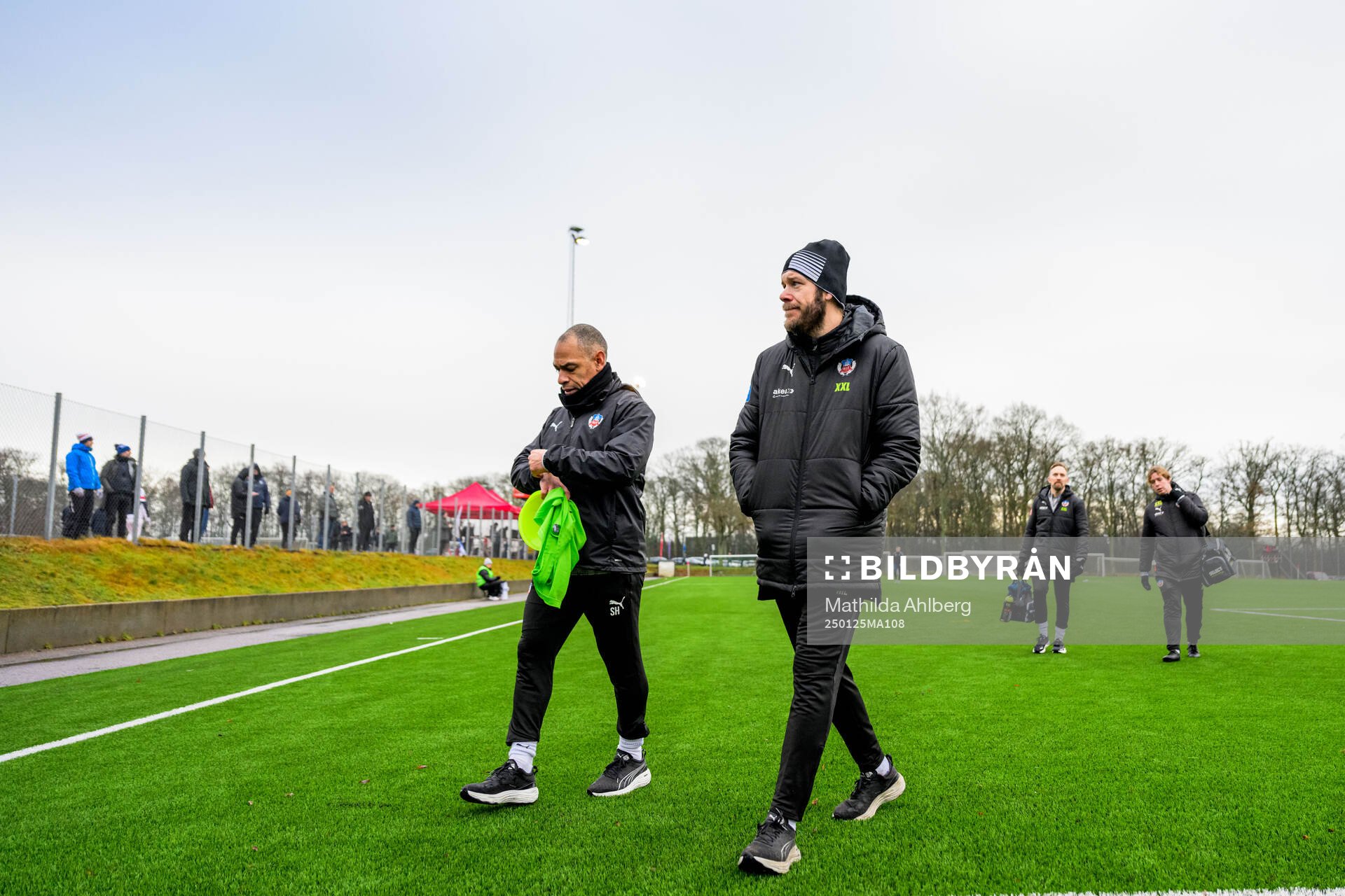 Helsingborgs massör Solo Hammar och assisterande tränare Max Lindén inför träningsmatchen i fotboll mellan Helsingborg och Hellerup den 25 januari 2025 i Helsingborg.