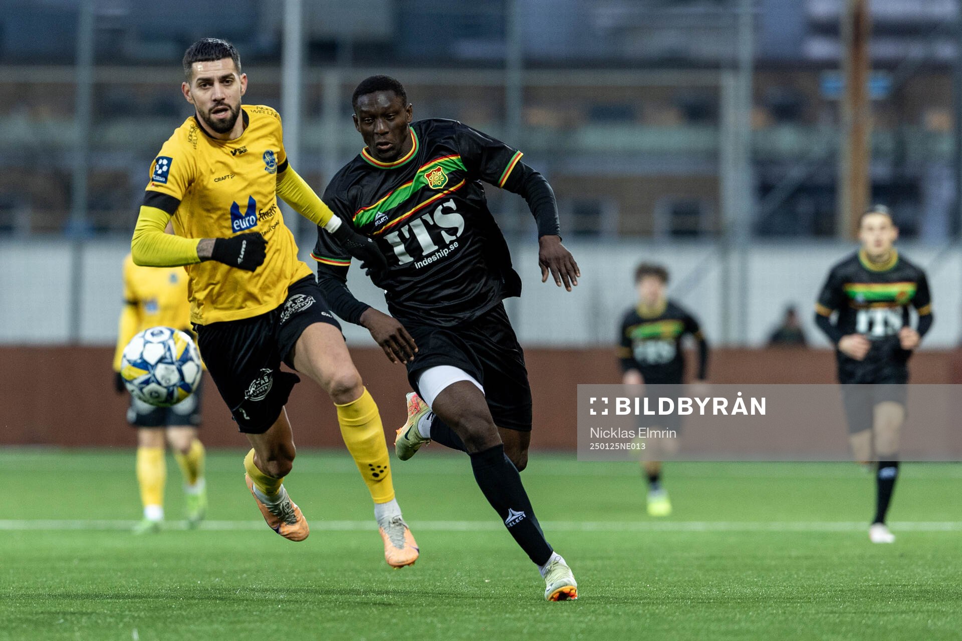 Lunds BKs Bozidar Velickovic och GAISs Ibrahim Diabate under fotbollsmatchen i träningsmatchen mellan GAIS och Lunds BK den 25 januari 2025 i Göteborg.