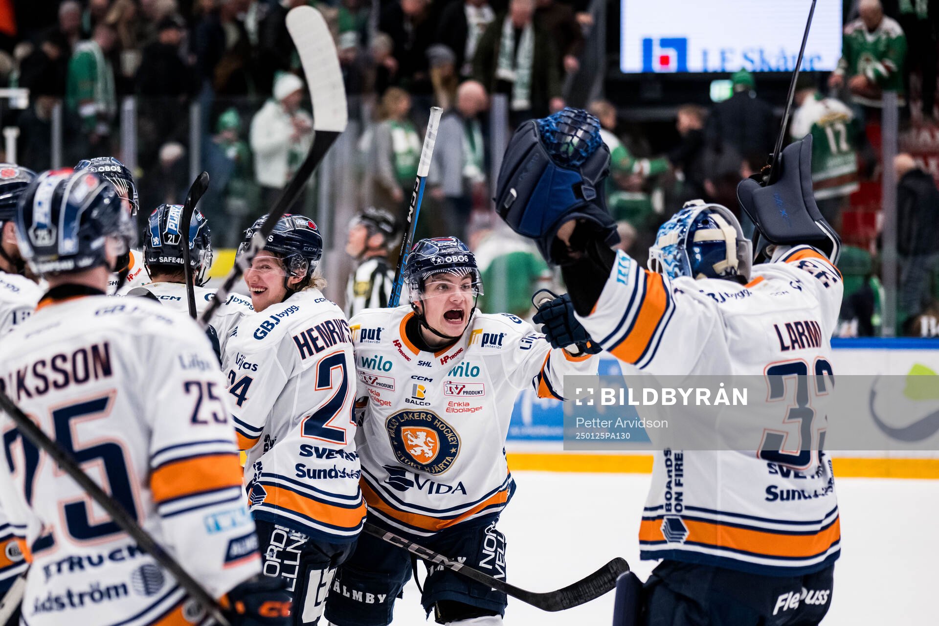 Växjös Victor Stjernborg och målvakt Emil Larmi jublar