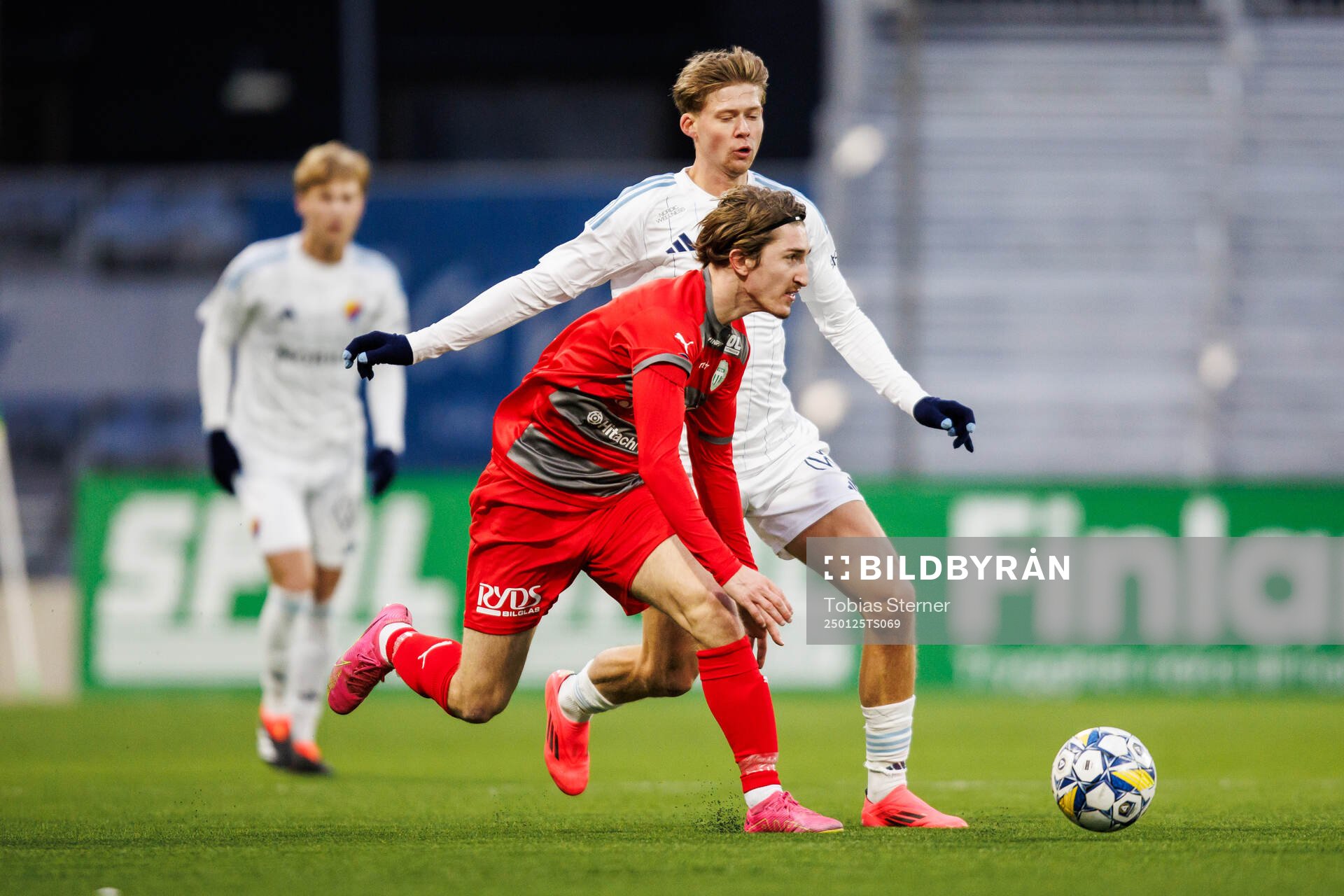 Västerås Hugo Engström och Djurgårdens Patric Åslund under träningsmatchen i fotboll mellan Västerås och Djurgården den 25 januari 2025 i Västerås.