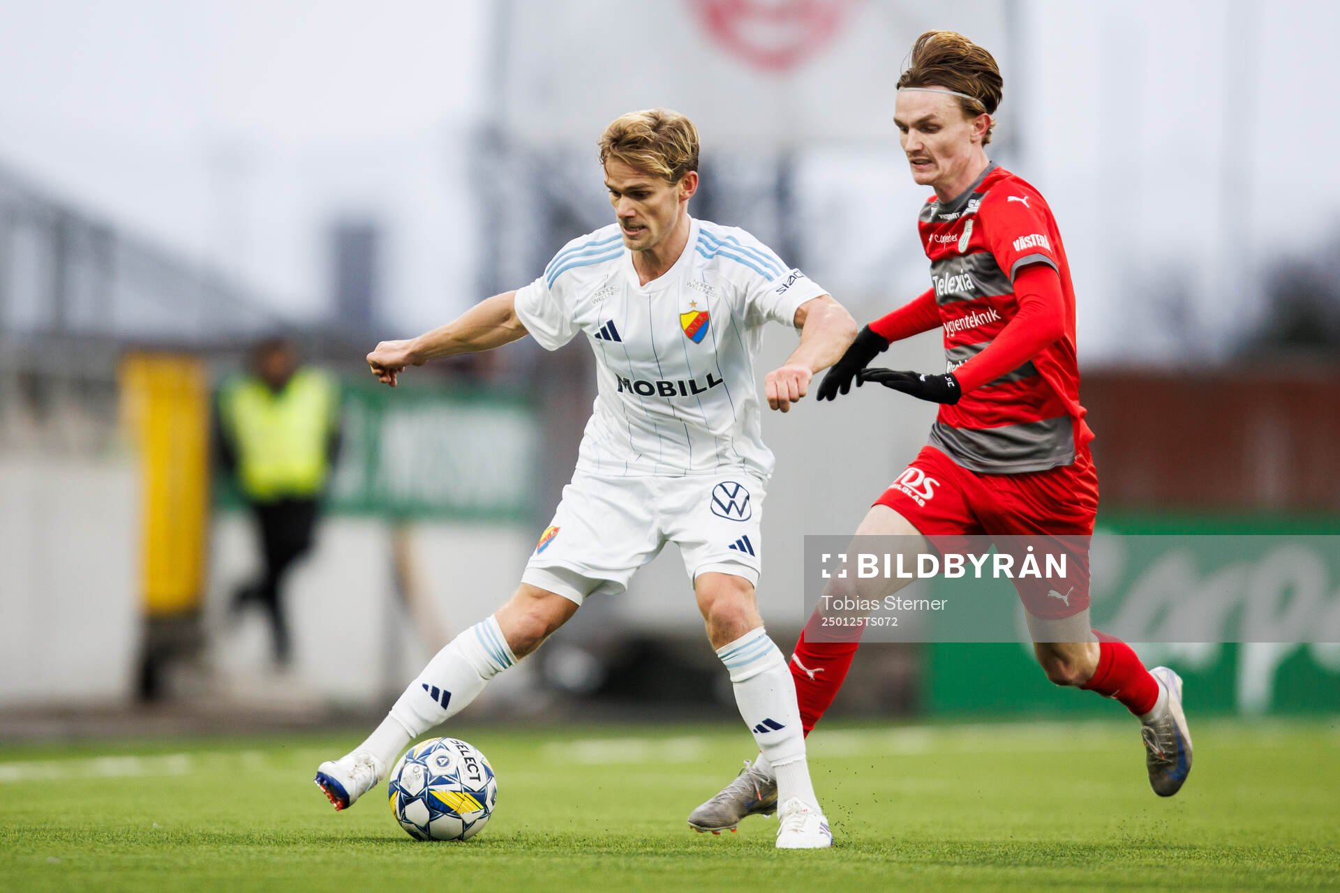 Djurgårdens Hampus Finndell och Västerås Julius Johansson