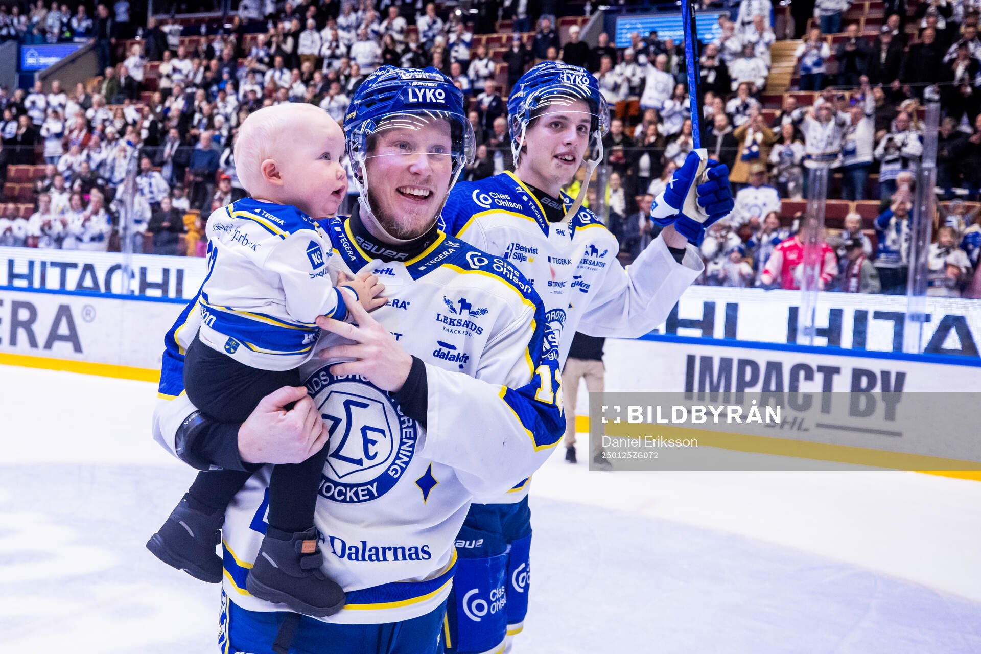 Leksands Kalle Östman jublar med sonen