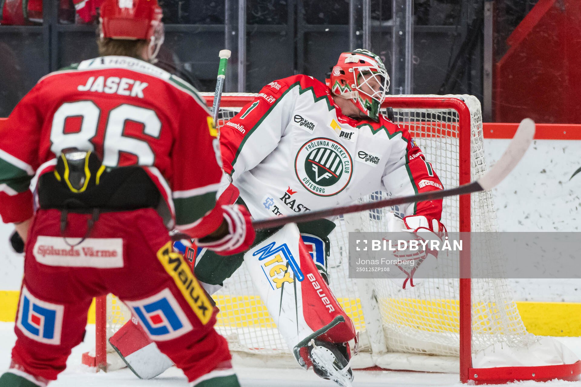 Frölundas målvakt Lars Johansson släpper in 2-0 målet