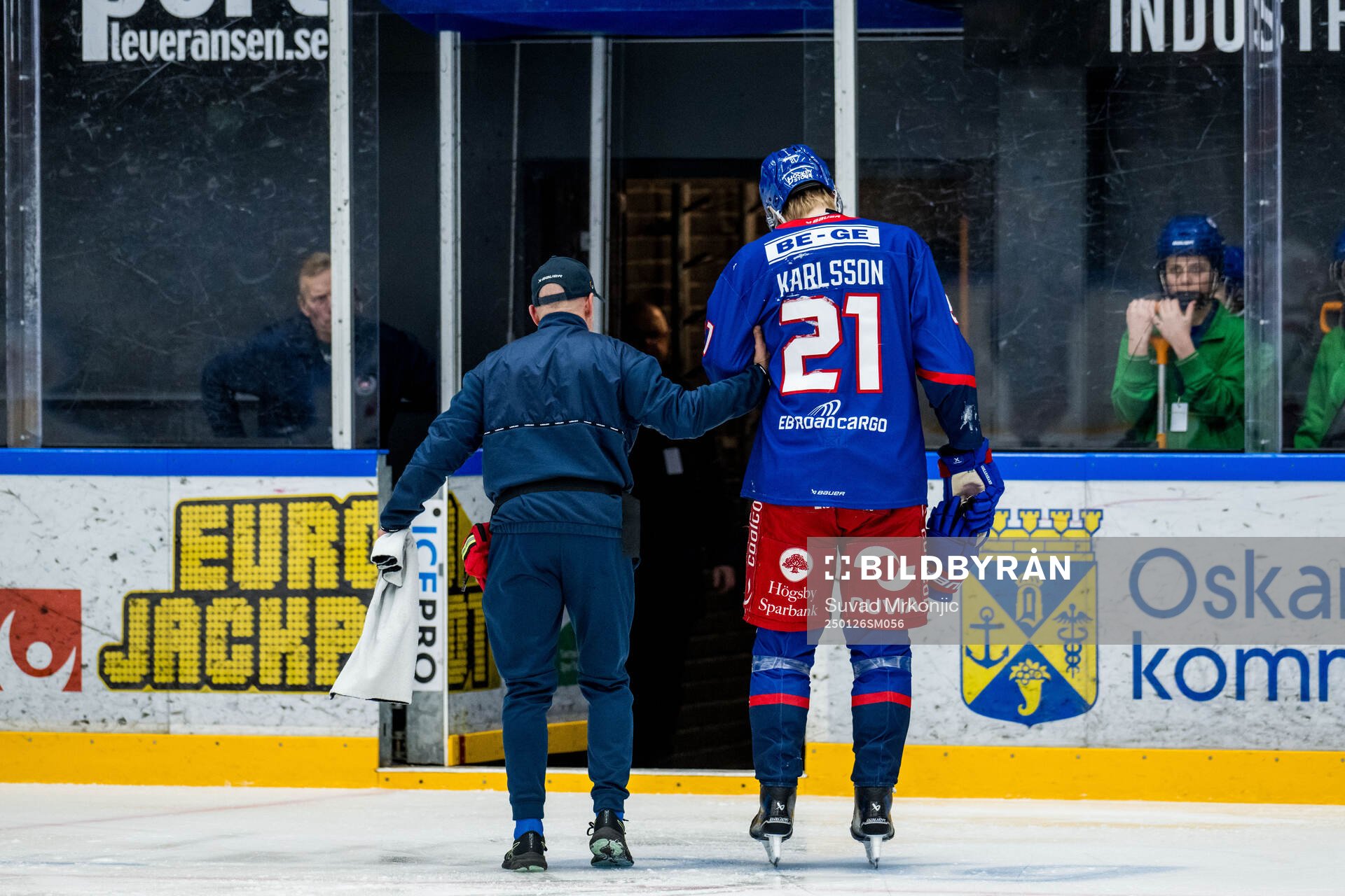 Oskarshamns Hampus Karlsson lämnar planen