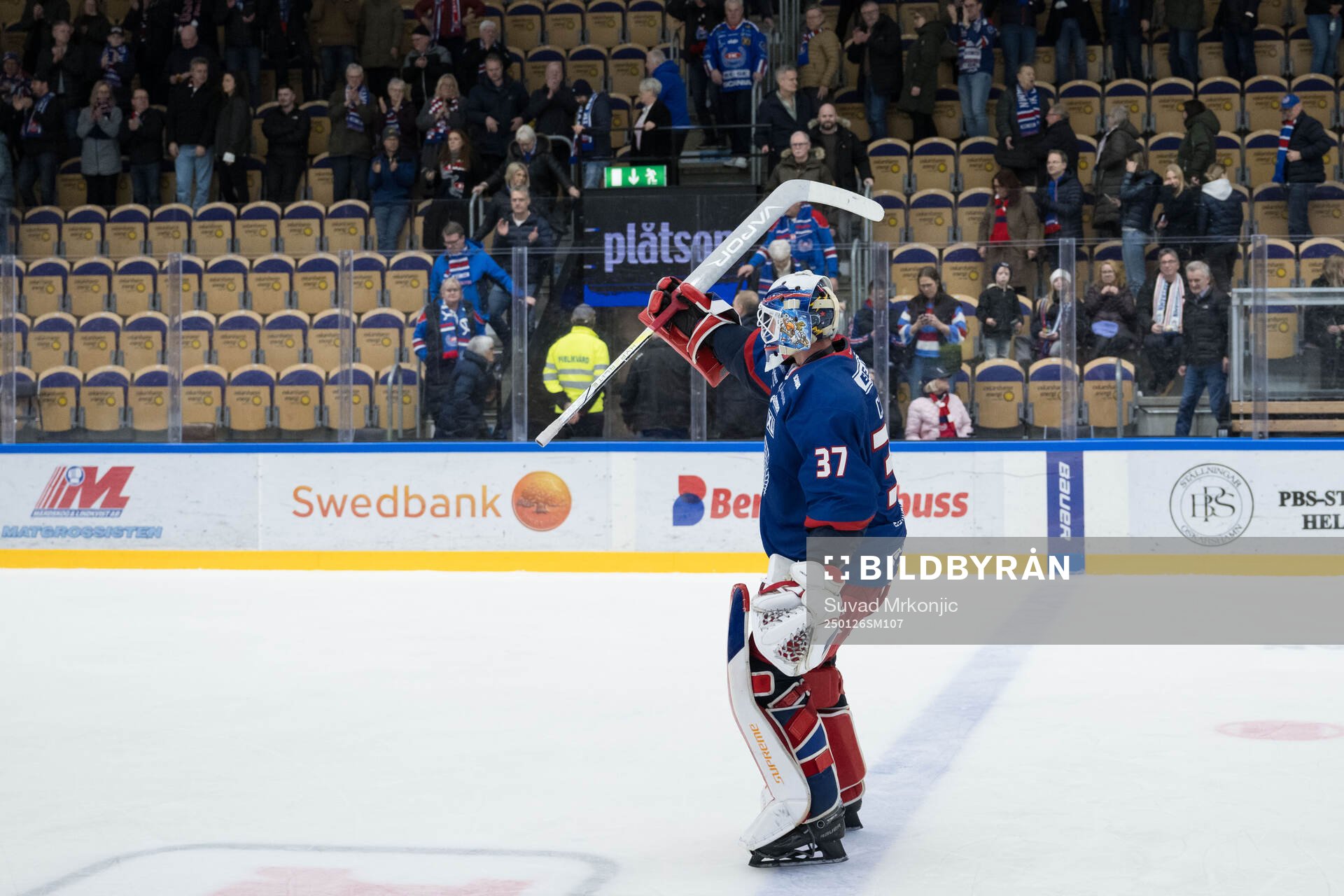 Oskarshamns målvakt Evan Cowley jublar