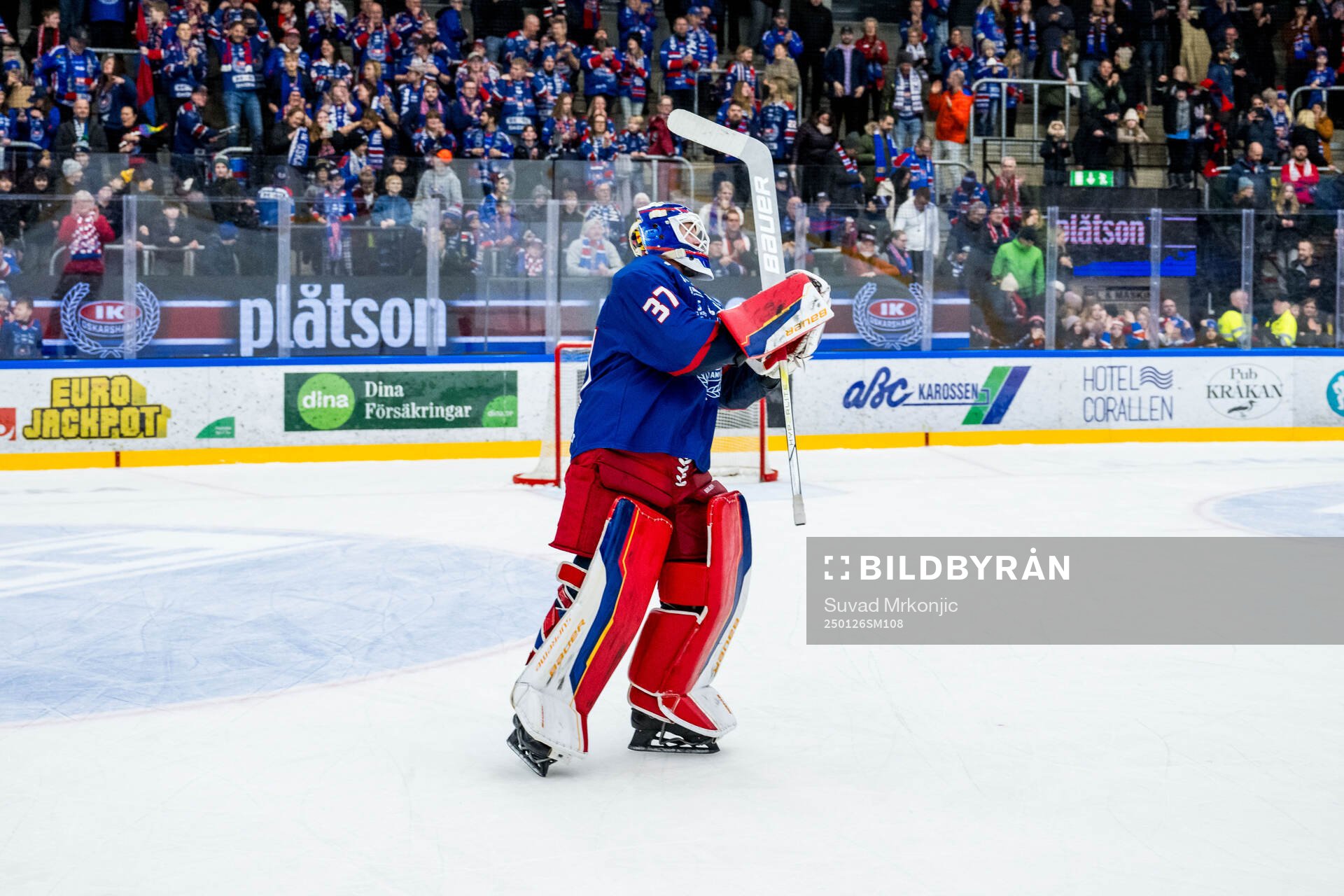 Oskarshamns målvakt Evan Cowley jublar