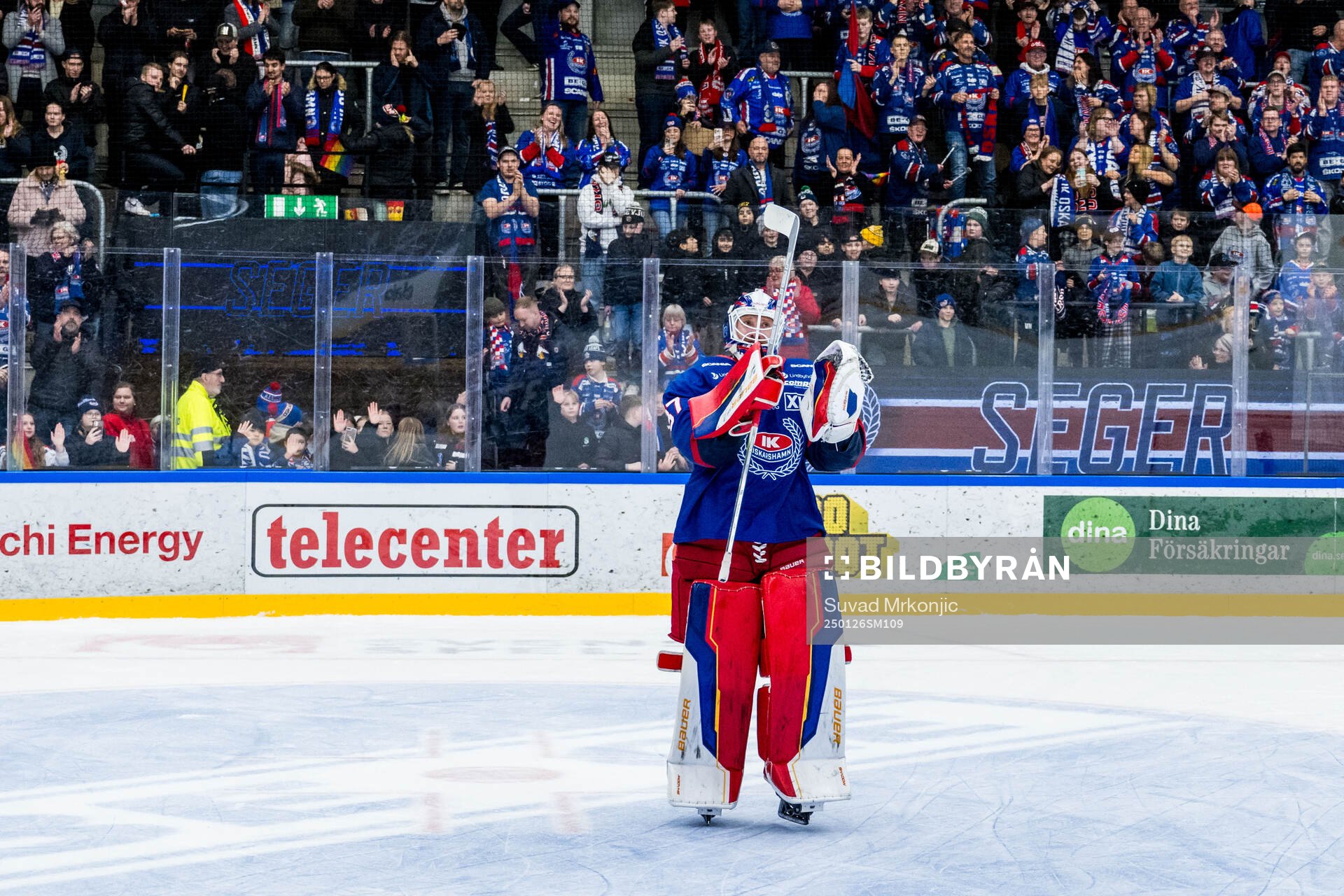 Oskarshamns målvakt Evan Cowley jublar
