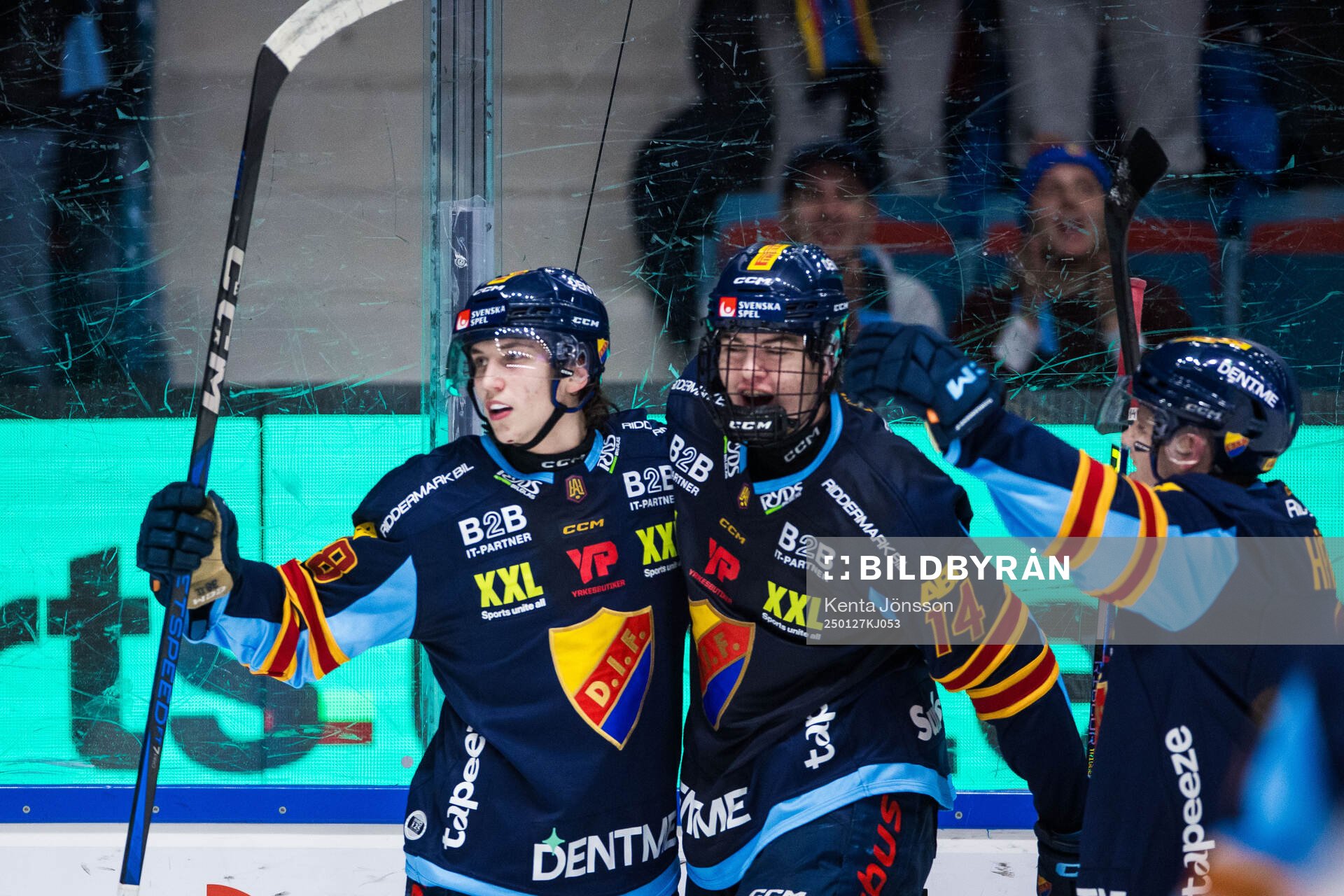 Djurgårdens Victor Eklund (v) jublar med Anton Frondell