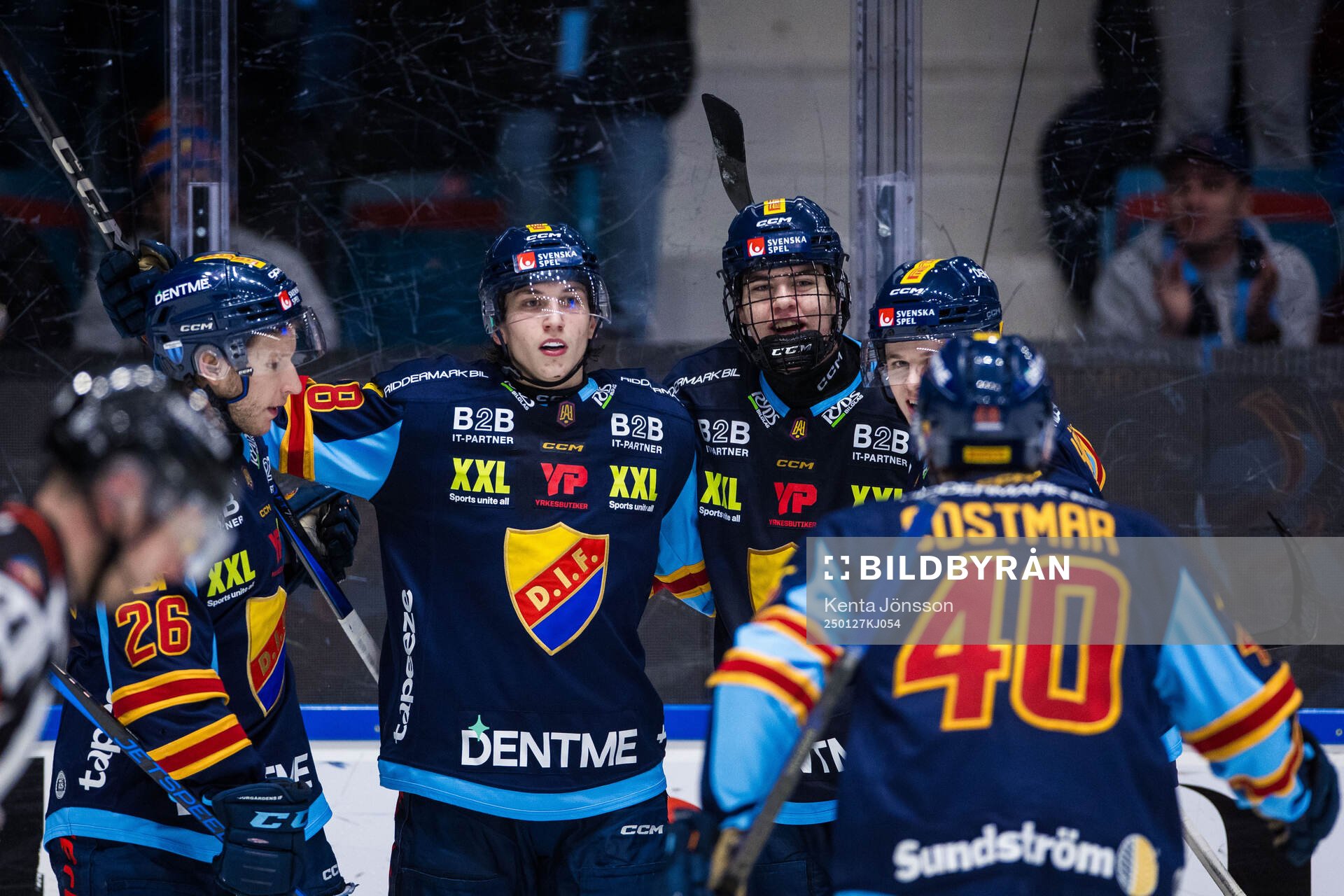 Djurgårdens Victor Eklund (m) jublar med Fredric Weigel,