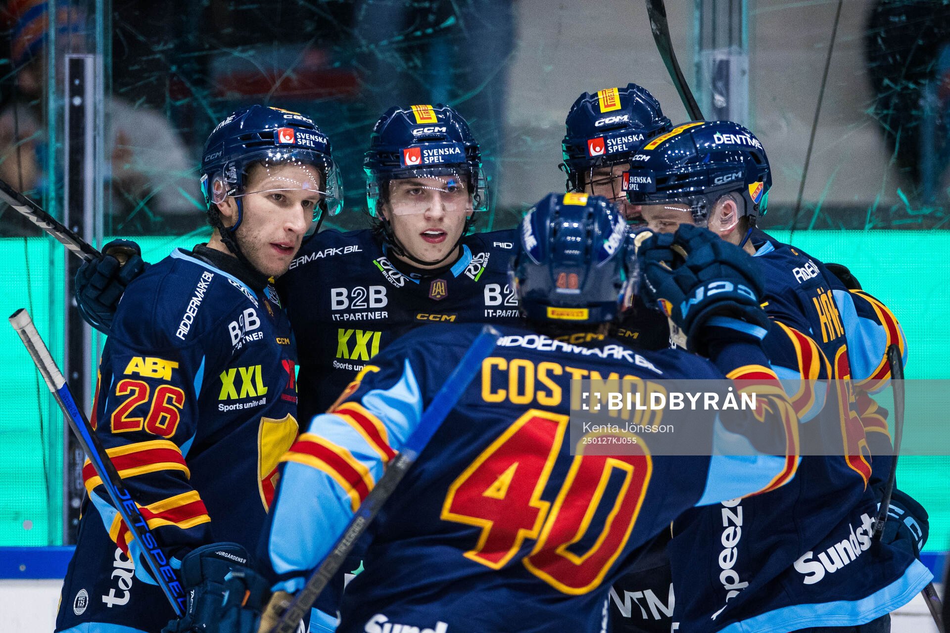 Djurgårdens Victor Eklund (m) jublar med Fredric Weigel,