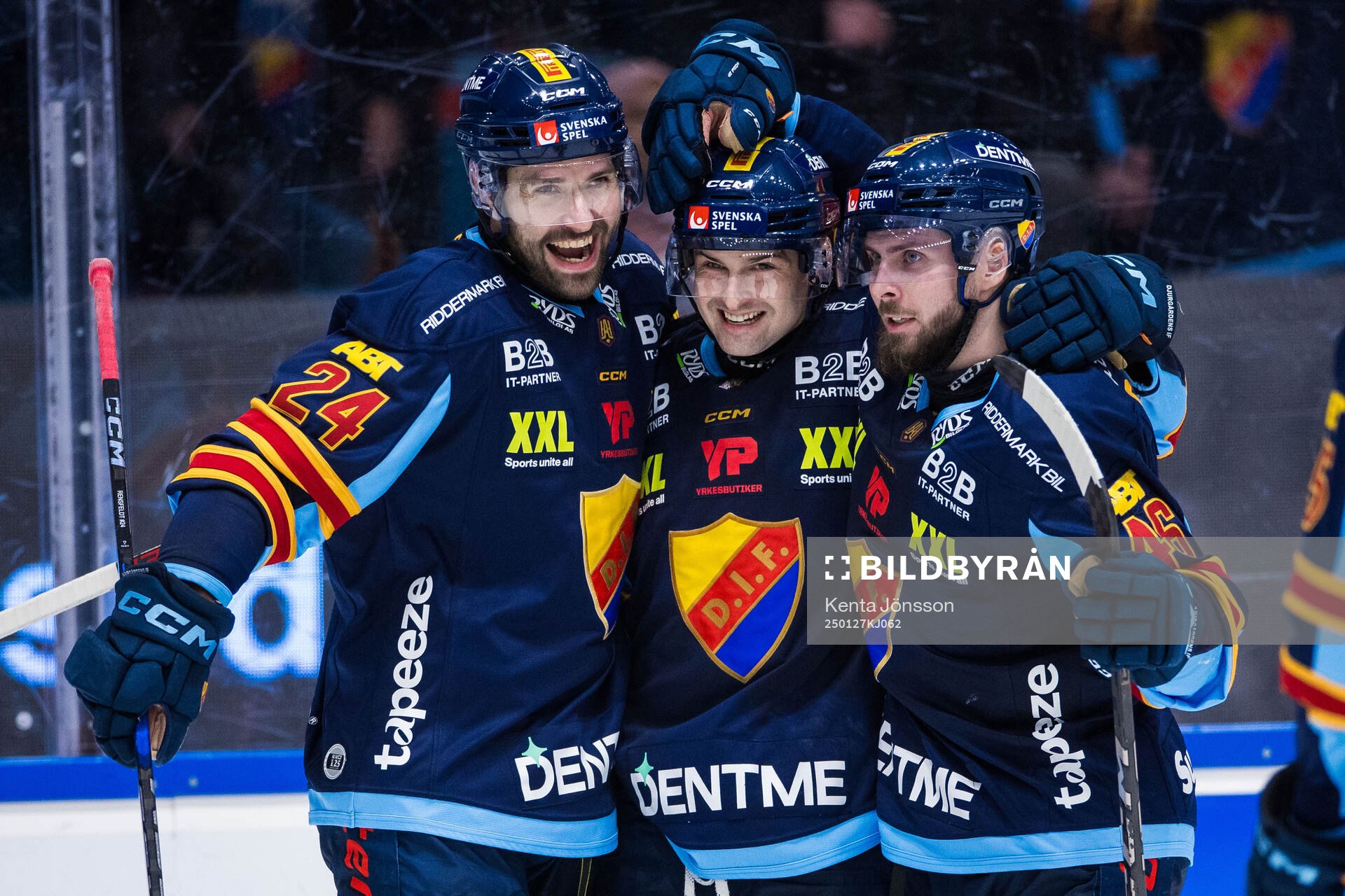 Djurgårdens Jonathan Tychonick (m) jublar med Ludvig
