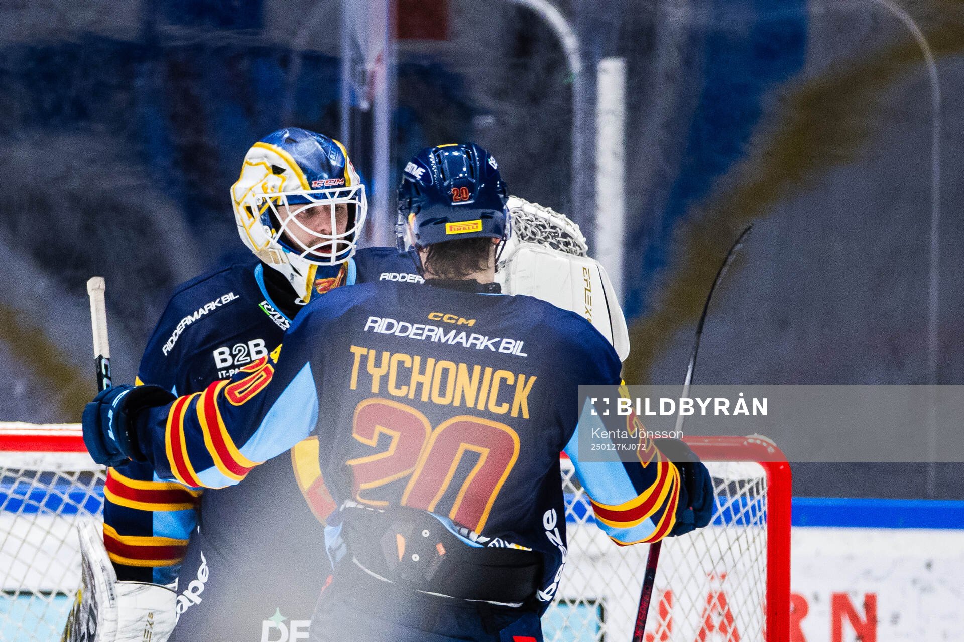 Djurgårdens målvakt Hugo Hävelid jublar med Jonny