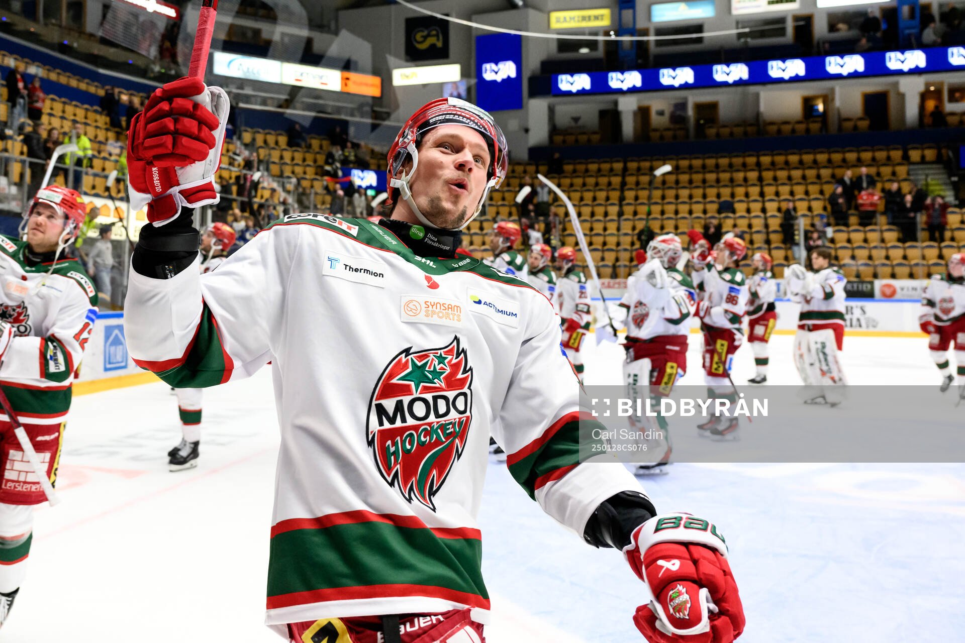 Modos Jesper Olofsson jublar