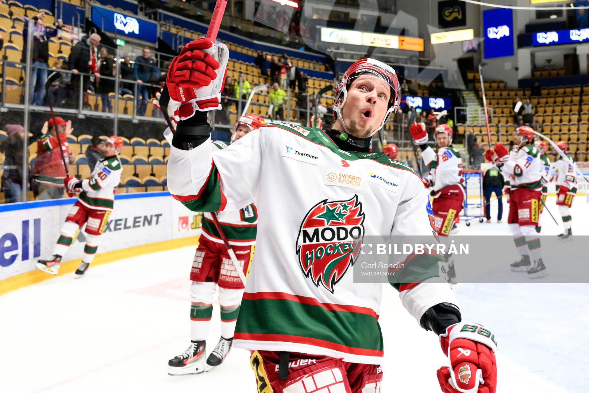 Modos Jesper Olofsson jublar