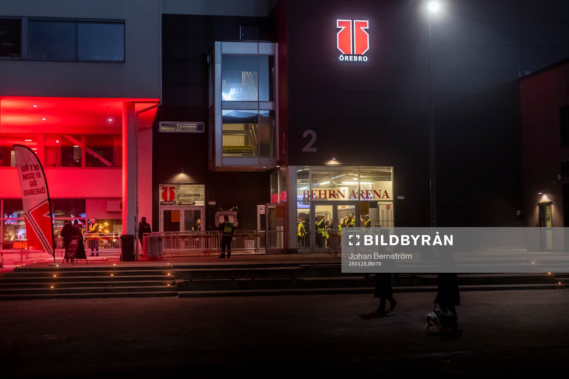 Tända ljus utanför Behrn Arena