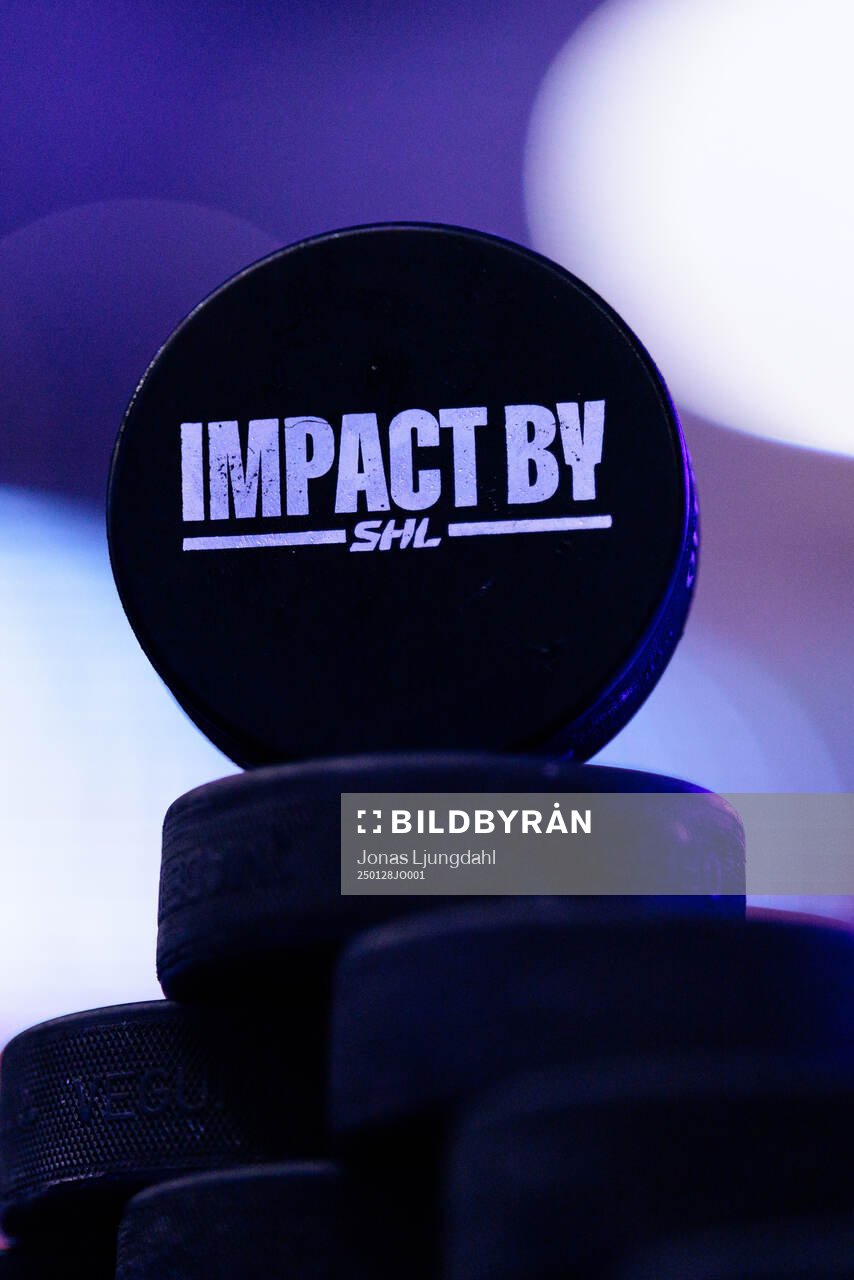 Matchpuck med Impact by SHL logo