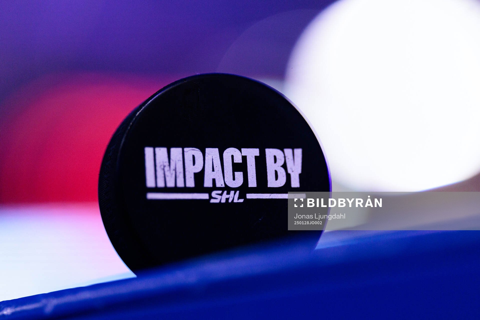 Matchpuck med Impact by SHL logo