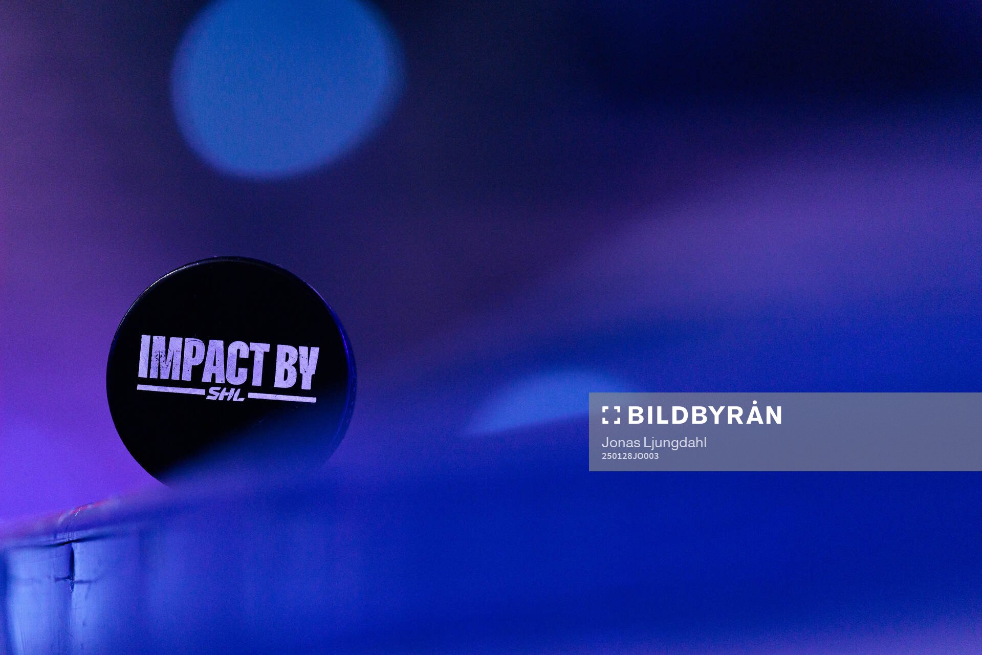 Matchpuck med Impact by SHL logo