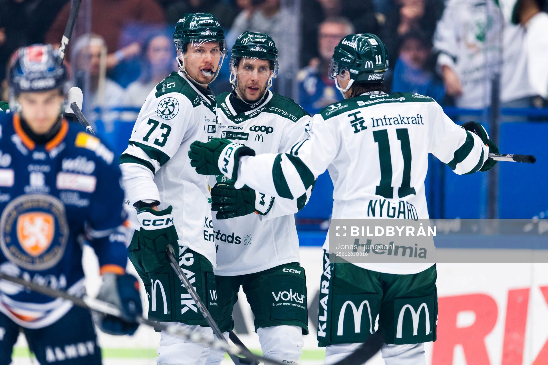 Färjestads Adam Ollas Mattsson och Per Åslund jublar