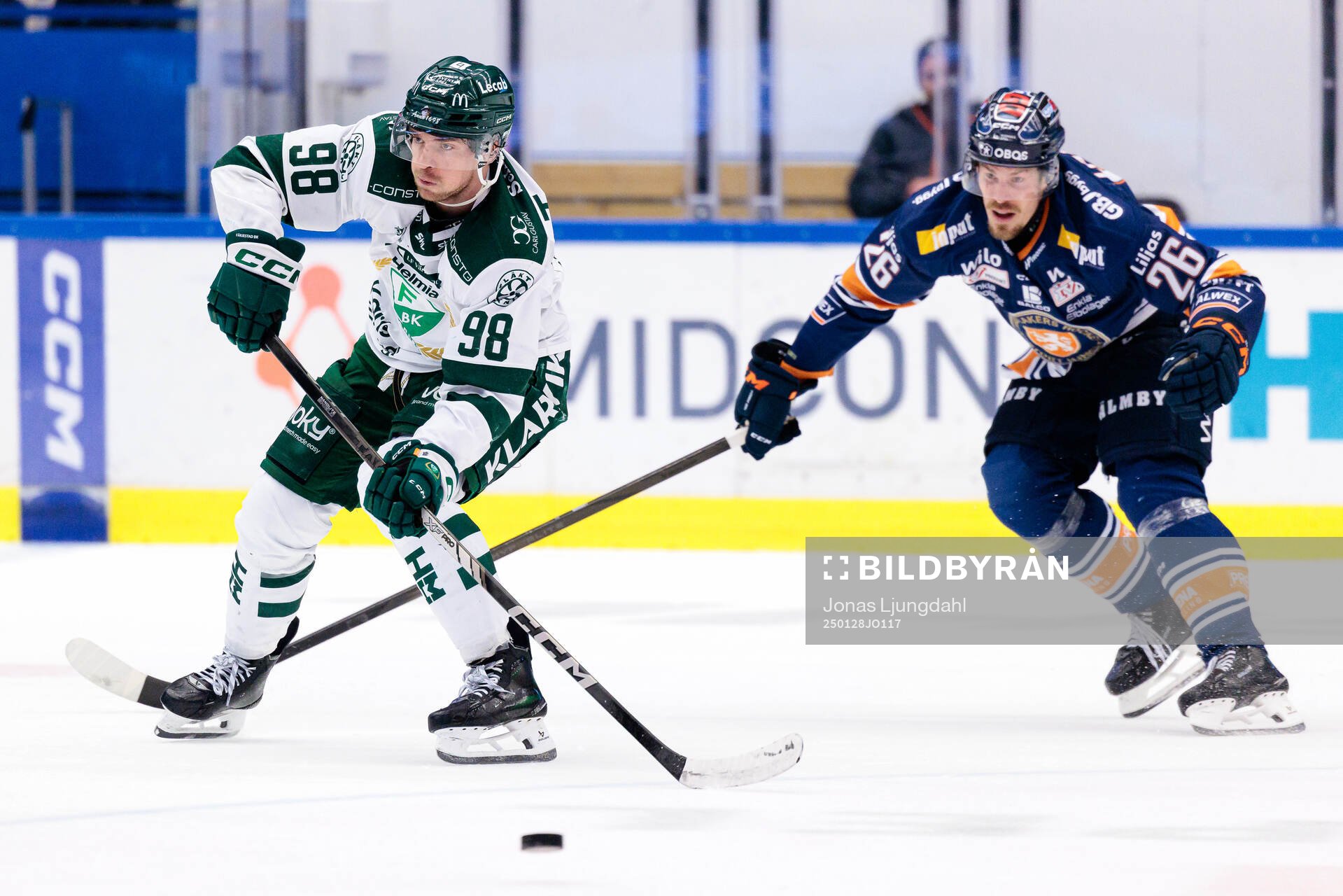 Färjestads Marian Studenic och Växjös Emil Larsson
