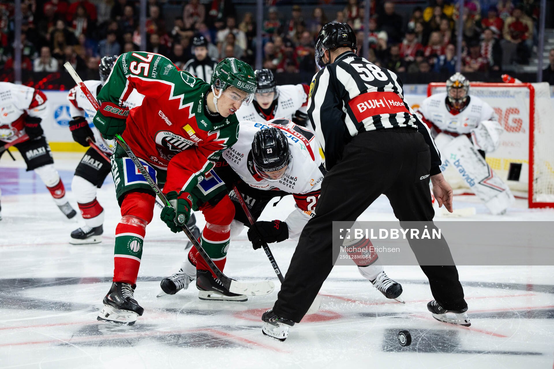 Frölundas David Edstrom tekar mot Malmö Redhawks