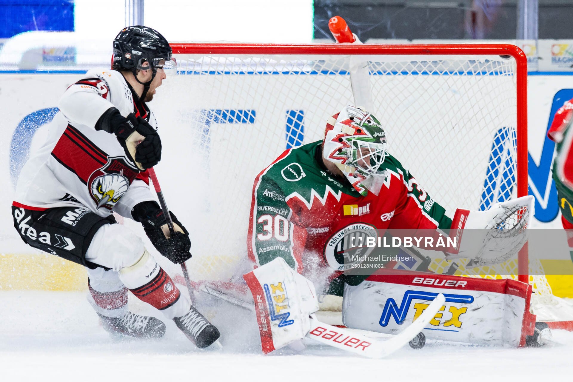 Malmö Redhawks Carl Persson och Frölundas målvakt Tobias