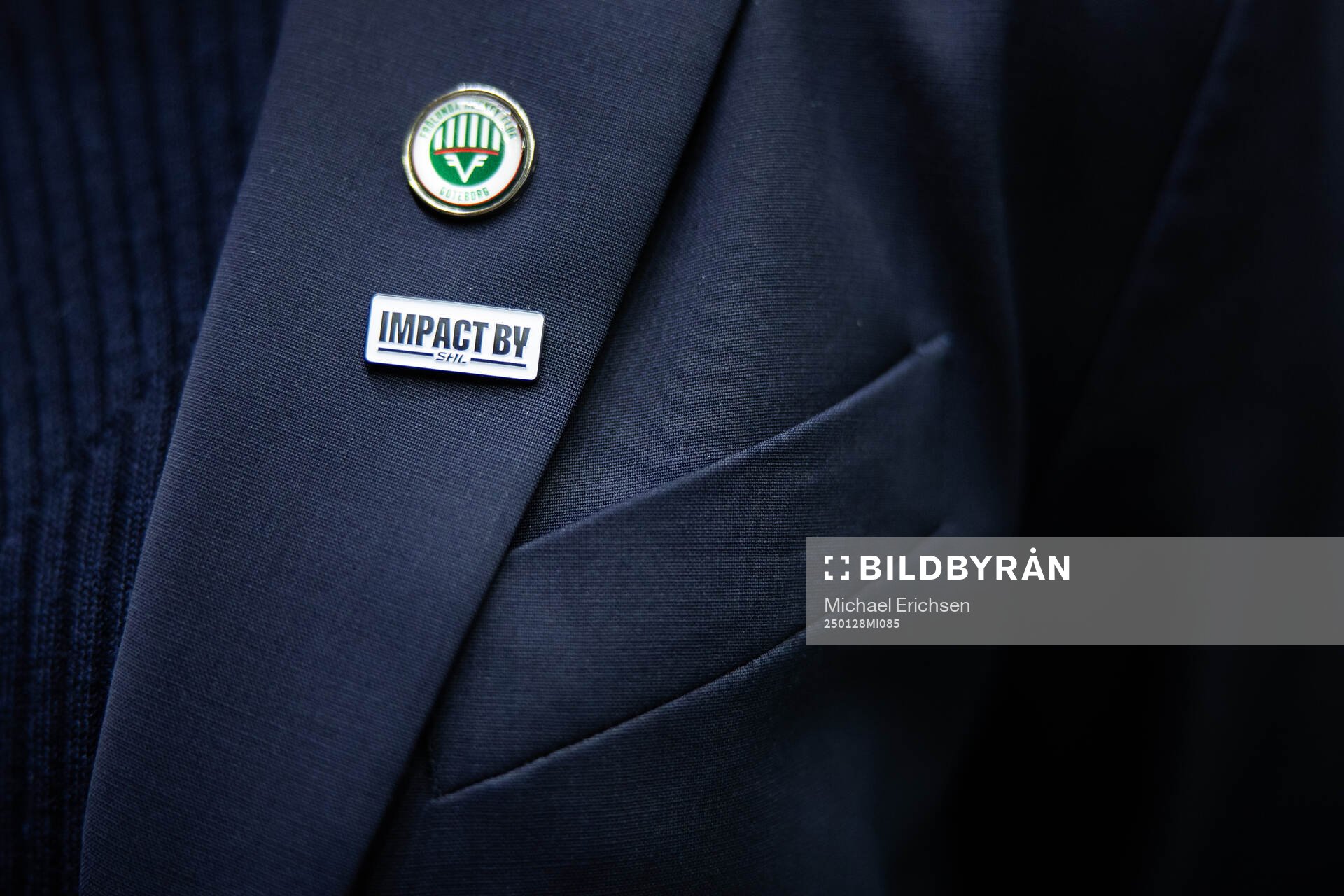 En Frölunda pin och en pin med Impact by SHL på ett