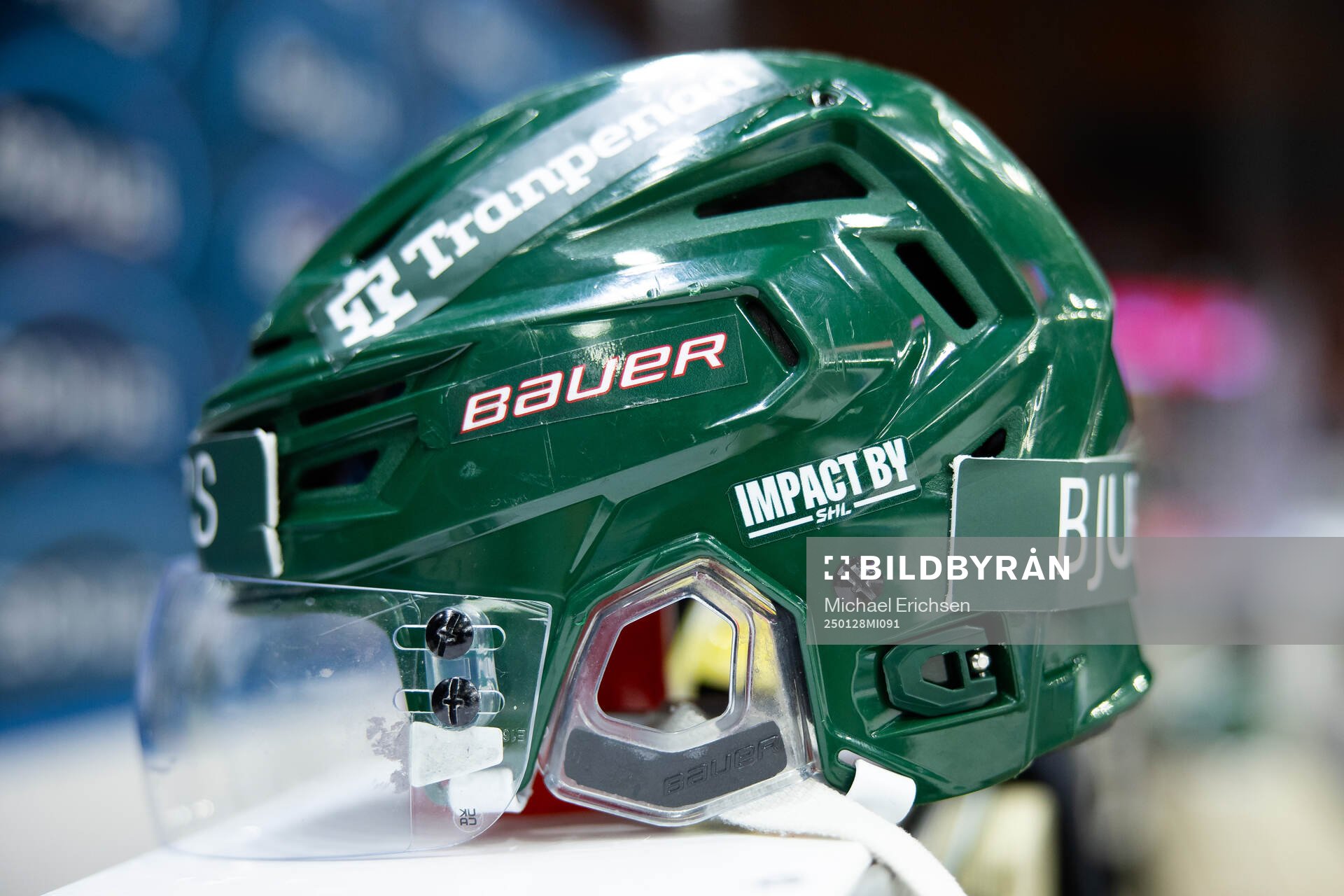 En Frölunda hjälm med ett Impact by SHL klistermärke