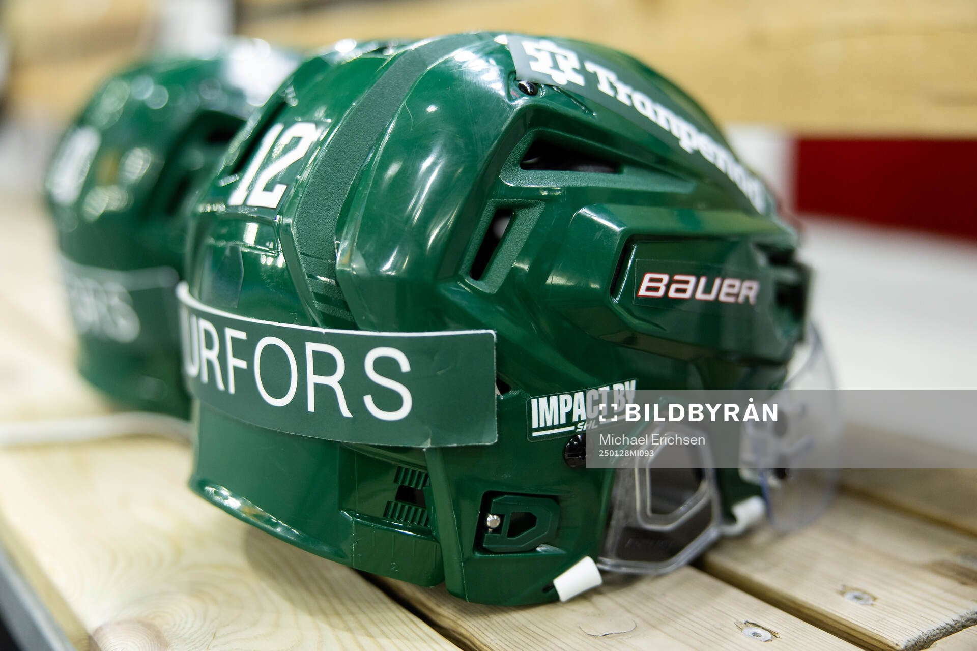 En Frölunda hjälm med ett Impact by SHL klistermärke
