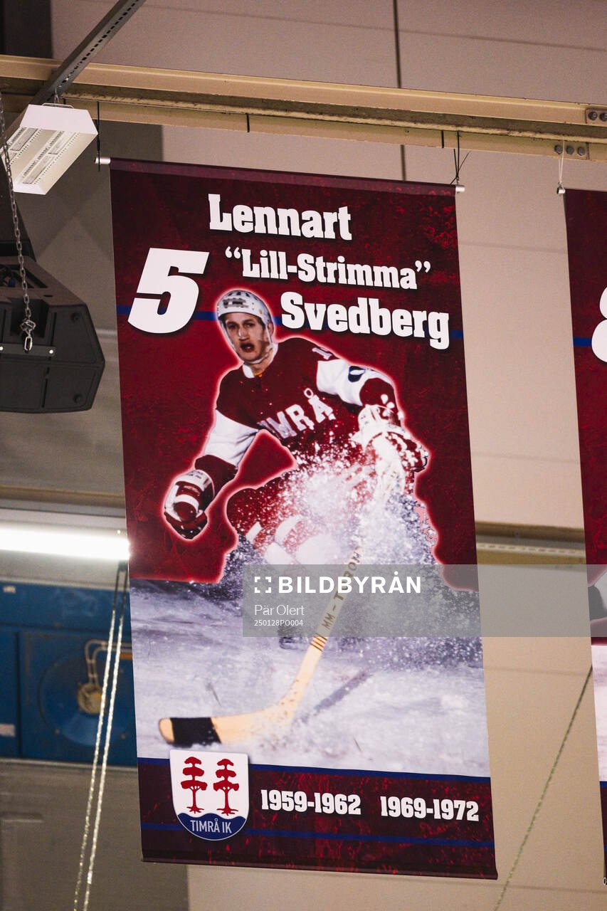 Matchtröjor som hänger i taket på SCA Arena