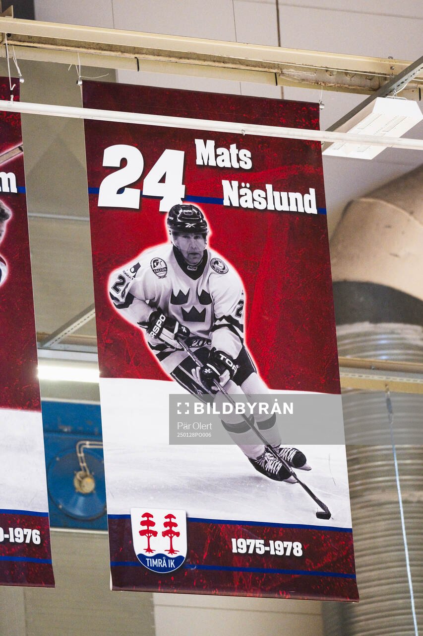 Matchtröjor som hänger i taket på SCA Arena