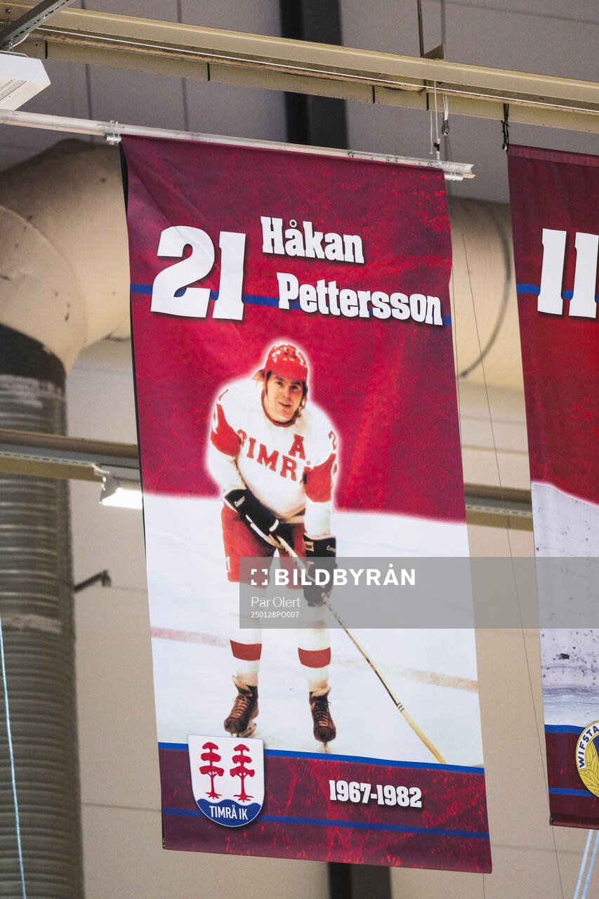 Matchtröjor som hänger i taket på SCA Arena
