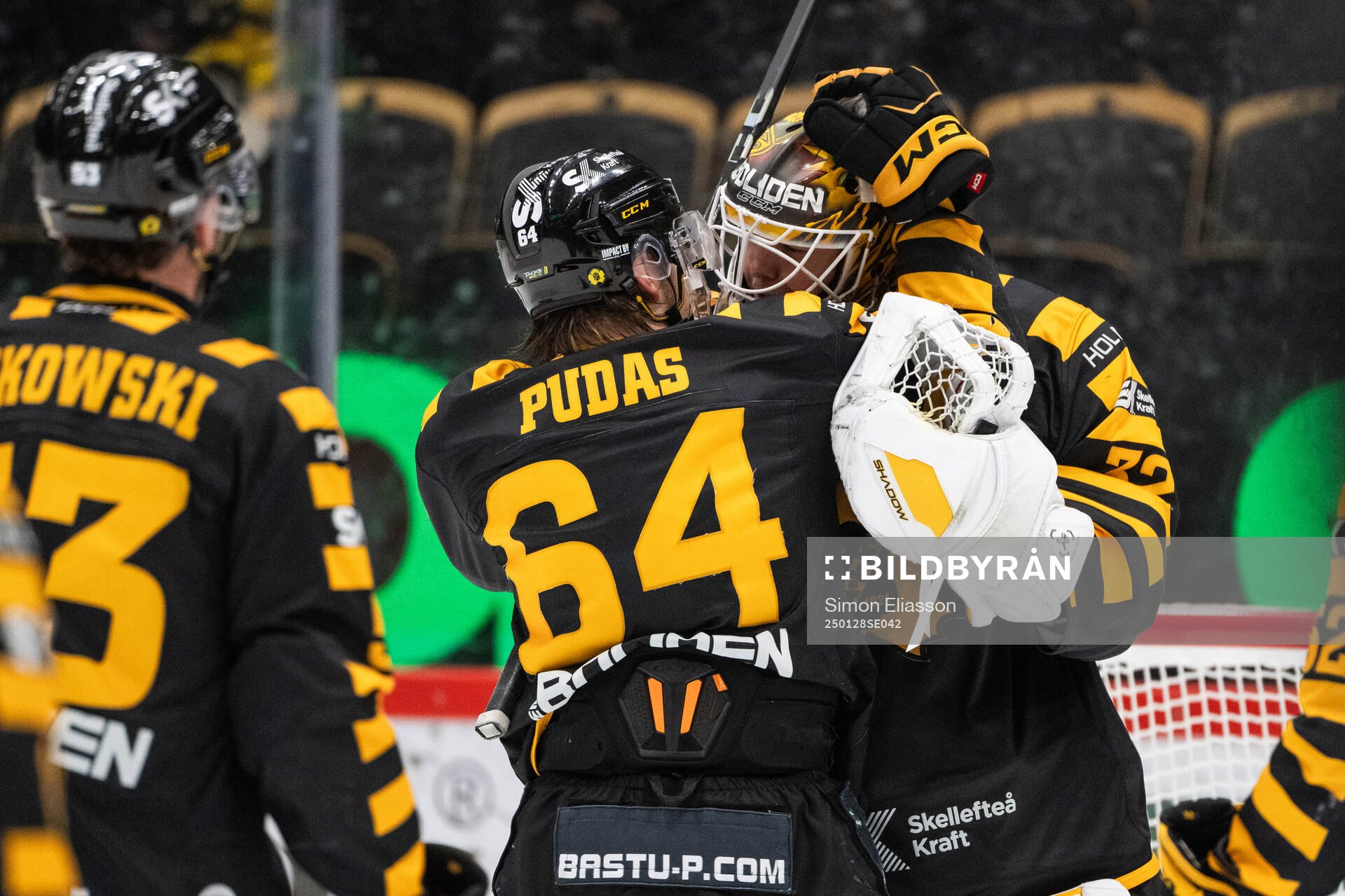 Skellefteås Jonathan Pudas och målvakt Linus Söderström