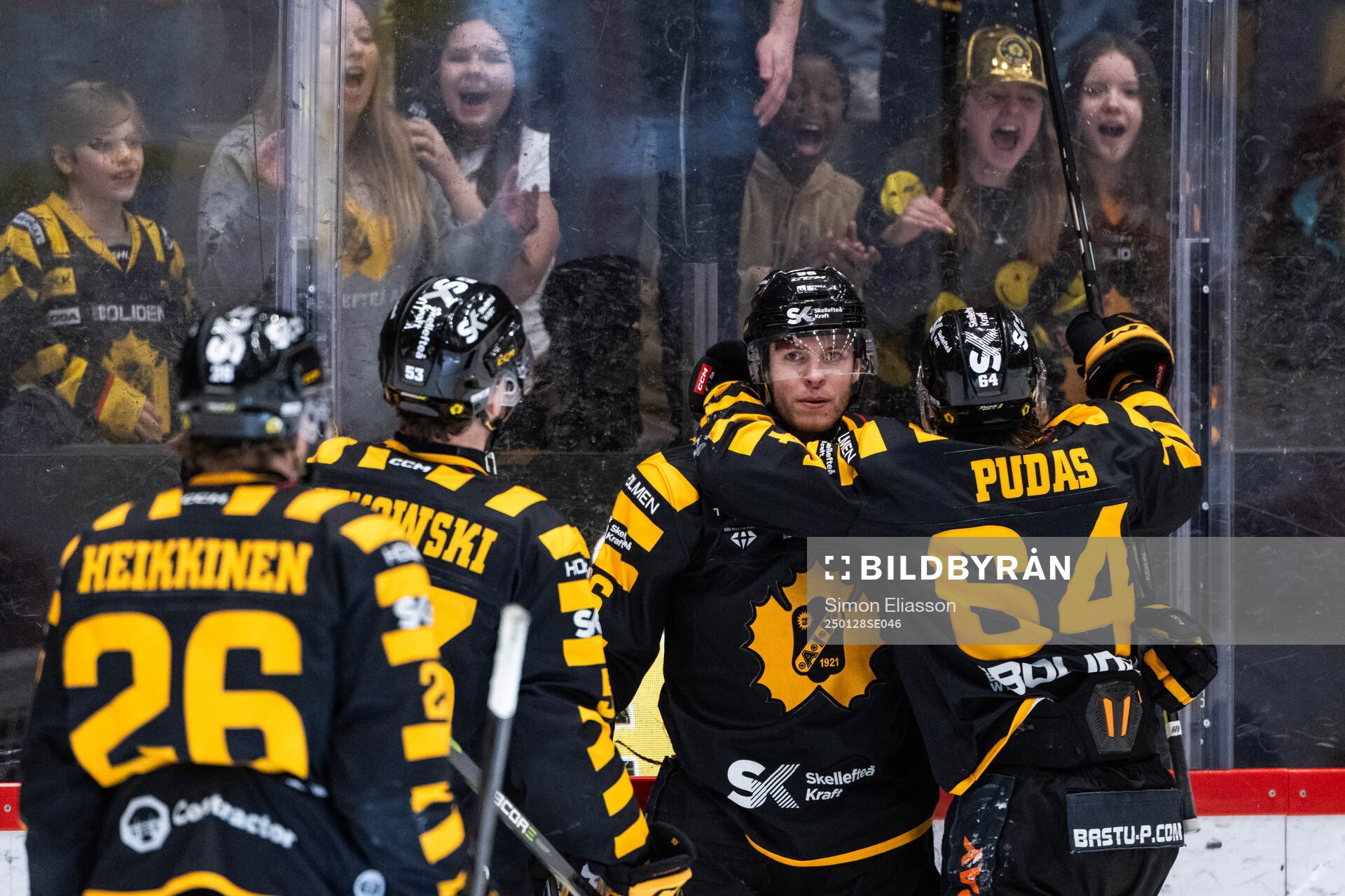 Skellefteås Rickard Hugg och Jonathan Pudas jublar