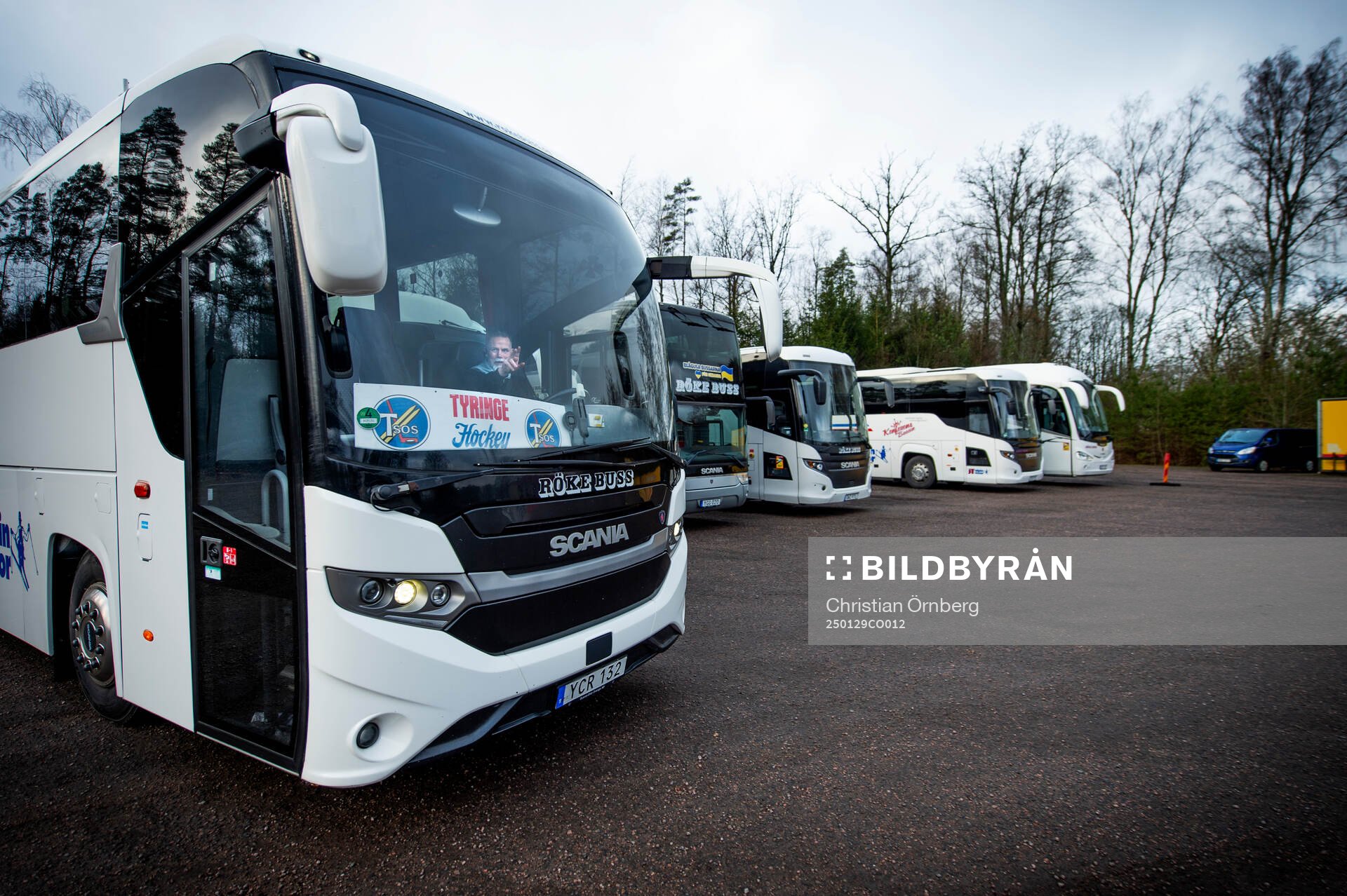 Tyringe hockey tränare Mats Lusth kör lagets buss till en