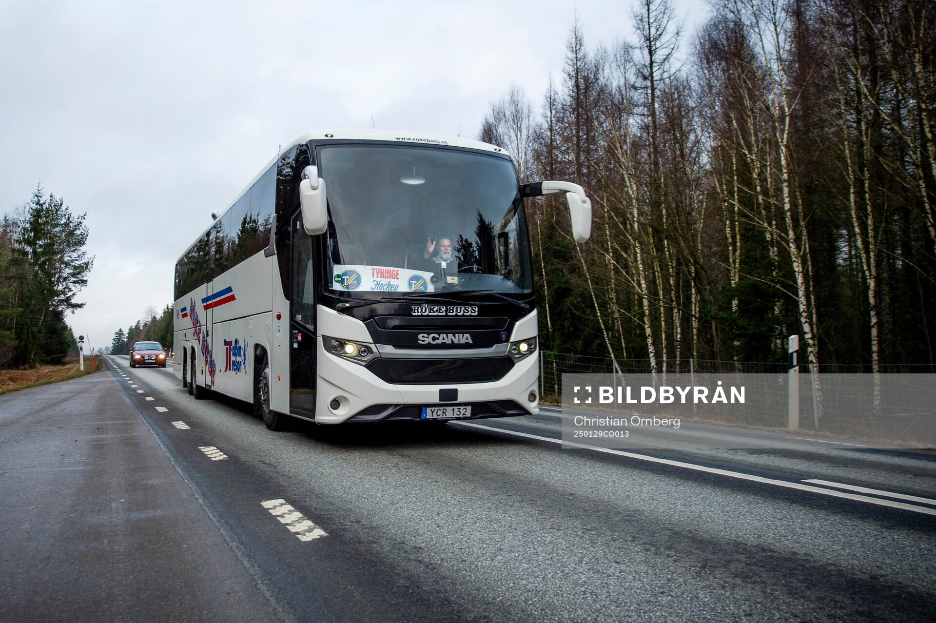 Tyringe hockey tränare Mats Lusth kör lagets buss till en