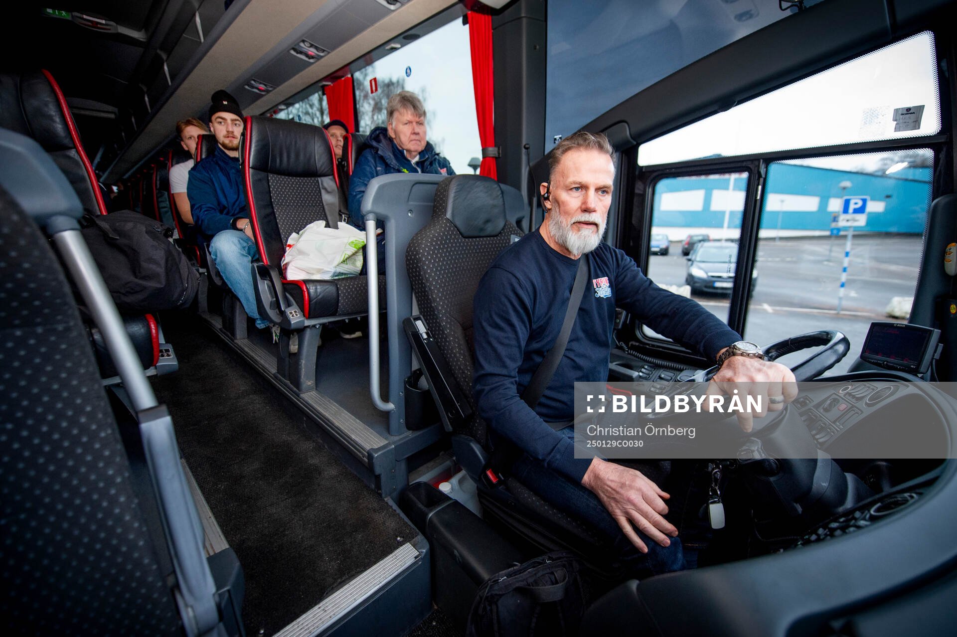 Tyringe hockey tränare Mats Lusth kör lagets buss till en