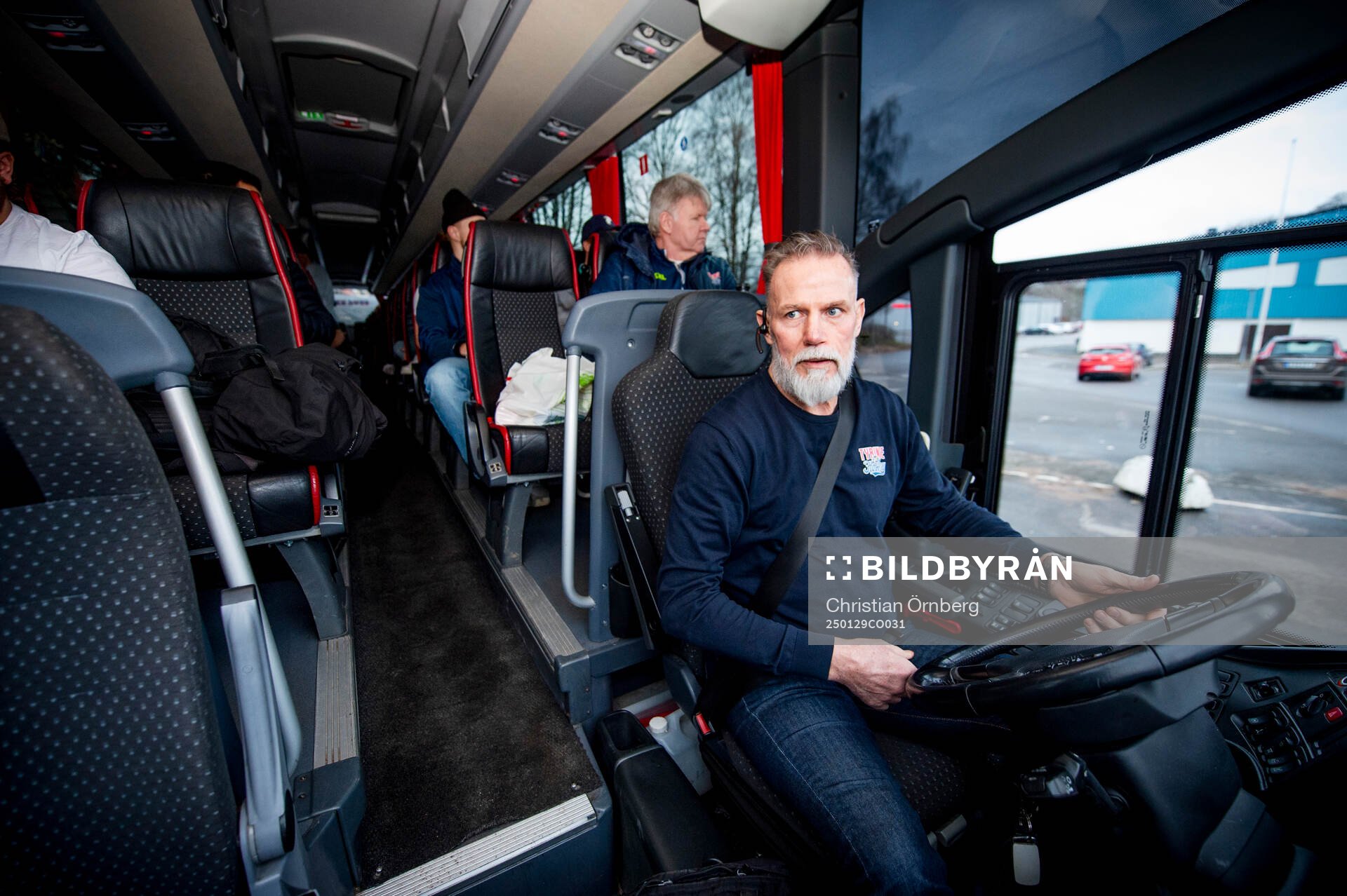 Tyringe hockey tränare Mats Lusth kör lagets buss till en