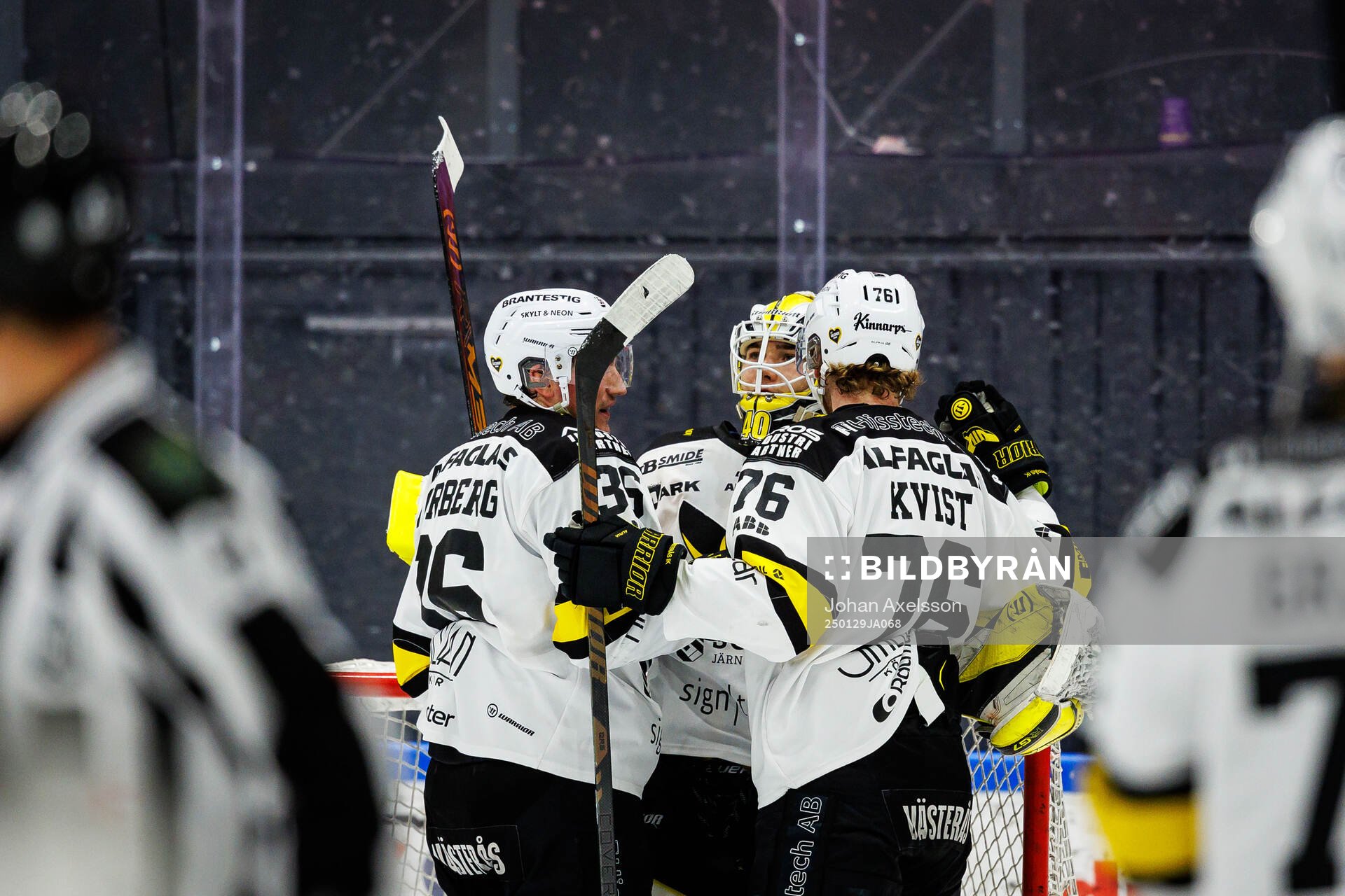 Västerås målvakt Rasmus Korhonen jublar