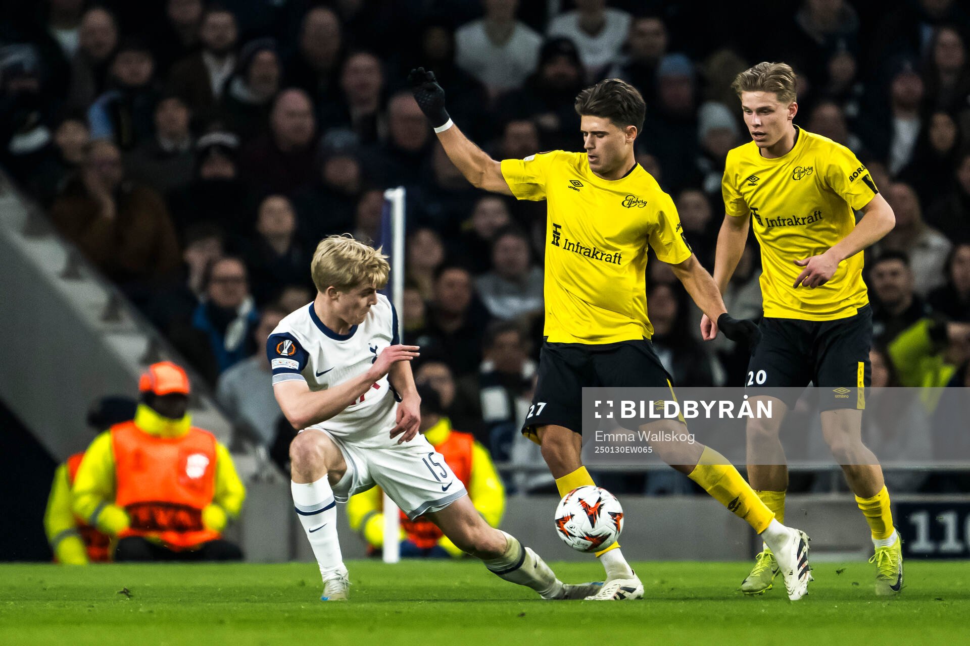 Lucas Bergvall of Tottenham Hotspur, Besfort Zeneli and
