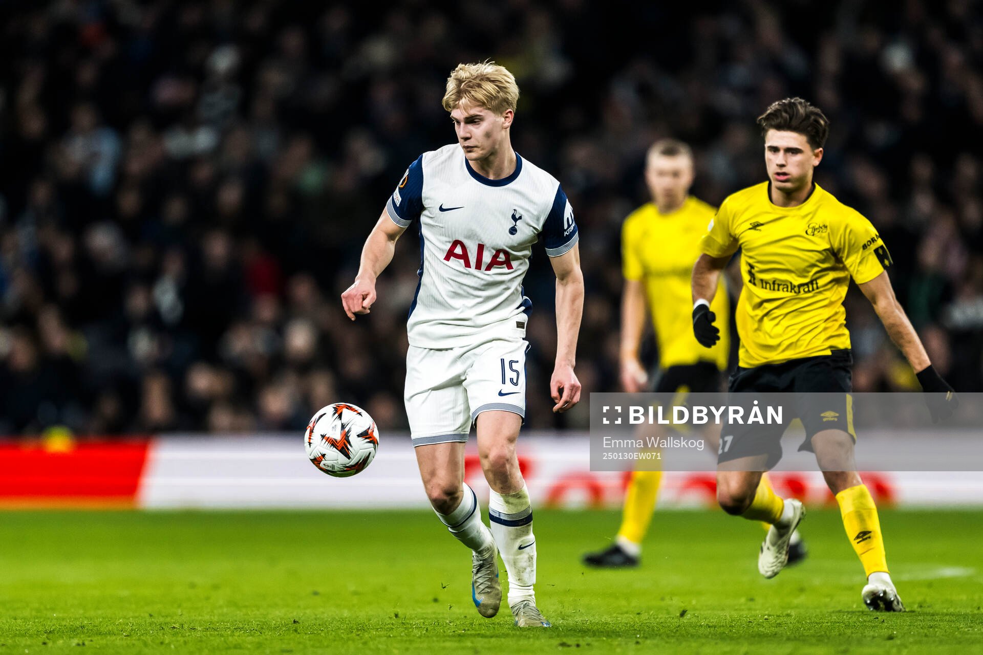 Lucas Bergvall of Tottenham Hotspur and Besfort Zeneli of